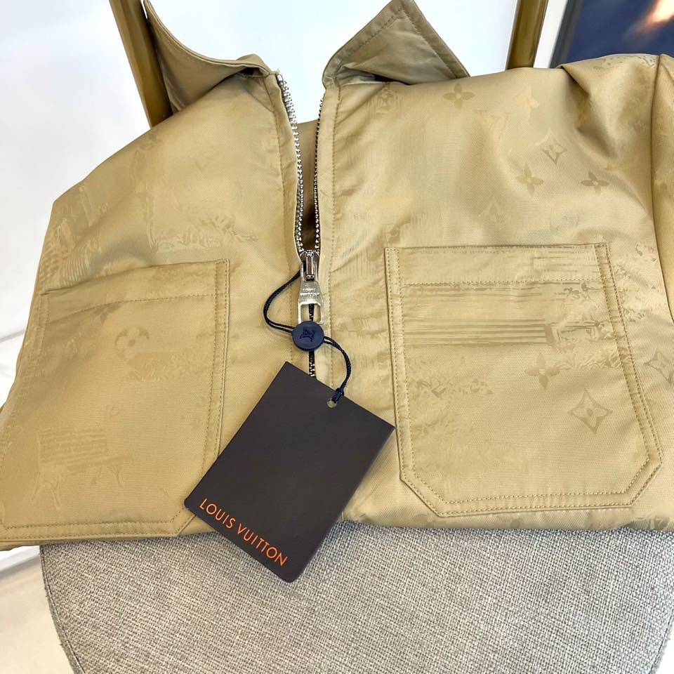 1v、驴家25s秋冬新品翻领设计Monogram夹克外套。Monogram暗纹，如巴黎晨光洒落凯旋门。经