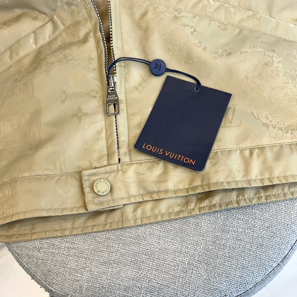 1v、驴家25s秋冬新品翻领设计Monogram夹克外套。Monogram暗纹，如巴黎晨光洒落凯旋门。经