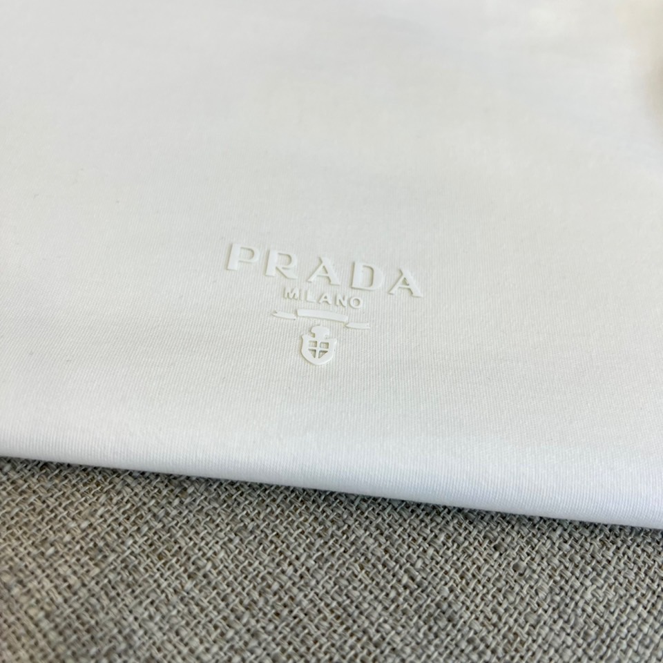 Prad普拉、25s秋冬最新款圆领中袖打底T恤，面料采用双面高支兰精莫代尔，47%莫代尔，47%棉6%氨
