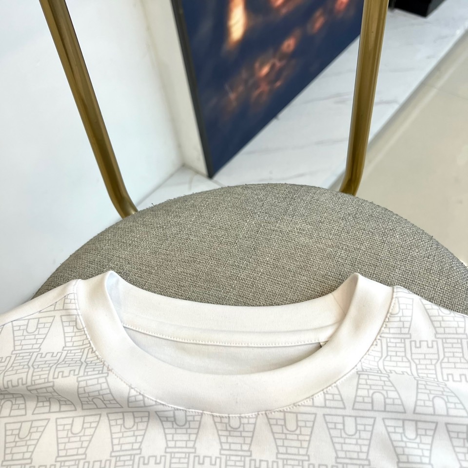 Brunello cucinelli-BC百搭经典圆领顶级元素融合打造，25s秋冬最新款短袖，面料采用进