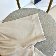 Bur巴宝莉、2025秋冬新作牦牛绒中袖打底T恤 ,藏地软黄金 ,桑蚕丝凉感科技。藏地软黄金邂逅东方匠心 Bur巴宝莉、2025秋冬新作牦牛绒中袖打底T恤 ,藏地软黄金 ,桑蚕丝凉感科技。藏地软黄金邂逅东方匠心