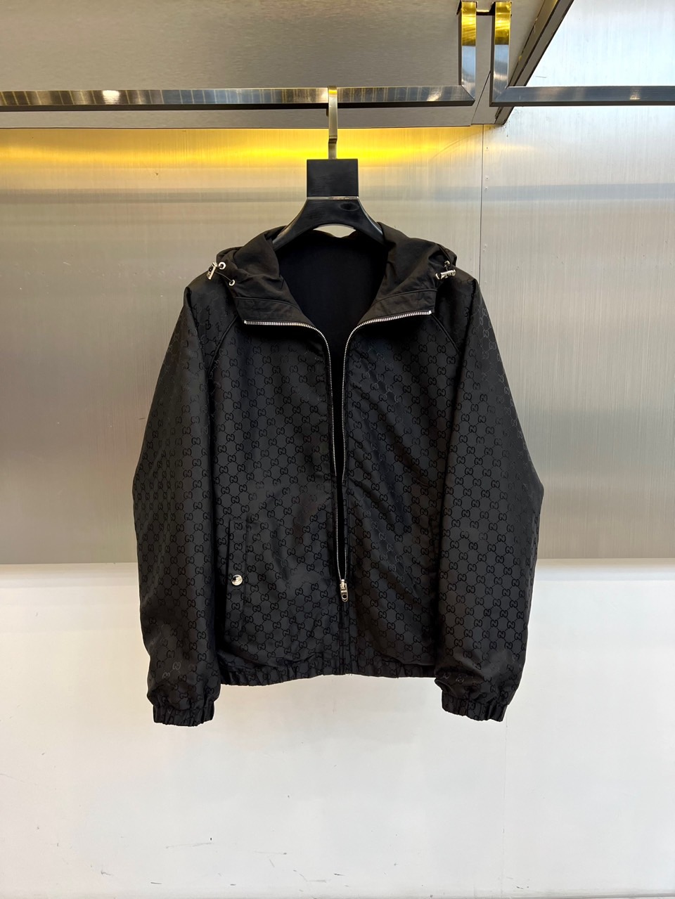 NO:528532,Gucc and Gucci and the new Gucci 2025 autumn and winter new product Gucci double-sided jackets, using burgundy GG printed fabric to interpret the brand's classic aesthetics. On one side, the iconic GG pattern is covered with silver metal zippers and practical pockets with snap buttons; on the other side, it is a solid color design, with red and blue striped details, and the hooded design is combined with metal buttonholes to show a sporty and fashionable atmosphere. Both sides are made of high-tech functional fabrics, with windproof and warmth characteristics, and cuffs  The hem adopts elastic edge-closing design. The flip-fitting can be worn to achieve two styles. The GG printed surface interprets retro luxury, and the solid color surface creates a modern sports style. It is suitable for urban social networking, leisure travel and other occasions. It uses Italian fine craftsmanship to perfectly integrate classic symbols and modern functions, becoming a must-have item for fashion people to layer in autumn and winter. 48-56 (model 173, 143 catties upper body 50 sizes),,gucci,gucci,jackets  & coats,hats,alexander wang19860909Gucc古驰、2025秋冬新品Gucci双面穿夹克,以酒红色GG印花面料演绎品牌经典美学.一面铺满标志性GG图案,搭配银色金属拉链与带按扣的实用口袋；另一面采用纯色设计,衣袖饰有红蓝相间条纹细节,连帽设计搭配金属扣眼装饰,展现运动时尚气息.双面均采用高科技功能性面料,具备防风保暖特性,袖口与下摆采用弹性收边设计.可翻转穿着实现两种风格GG印花面诠释复古奢华,纯色面打造现代运动风范.适合都市社交、休闲出行等多种场合,以意大利精工技艺将经典符号与现代机能完美融合,成为时尚人士秋冬叠穿的必备单品.48-56（模特173,143斤上身50码）,,gucci,gucci,jackets & coats,hats,alexander wang,Men's clothing