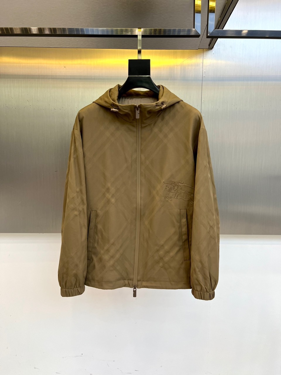 NO:526394,Burberry and 2025FW autumn and winter new plaid thin cotton jackets are released simultaneously on the official website!  The jacket is made of high-quality black fabric, with a unique diamond embossed pattern on the surface, which adds visual layering and texture. The overall design is a hooded style, paired with adjustable drawstrings, providing excellent windproof and warmth. The front chest is decorated with exquisite embroidered badges to highlight the brand's characteristics and high-end positioning. Functionally, the jacket has good windproof performance, suitable for outdoor activities or daily wear in spring and autumn. The appearance design is simple and elegant, with smooth lines, and the style is more modern and casual, and easy to match.  Various bottoms, whether for commuting, traveling or leisure gatherings, can be easily controlled. The material is light and wear-resistant, ensuring the comfort and durability of long-term wear. Overall, this hooded jacket is not only unique in design, but also finds a balance between practicality and fashion sense. It is an ideal choice to enhance personal styling taste. 48-56 (model 173, 143 catties upper body 50 sizes), ,burberry,burberry, jackets  & coats,jackets & coats,hats,alexander wang19860909Bur巴宝莉、2025FW秋冬新品格纹薄棉夹克外套,官网同步发售！外套采用高品质黑色面料,表面具有独特的菱格压纹图案,增添视觉层次感与质感.整体设计为连帽款式,搭配可调节抽绳,提供出色的防风保暖效果.前胸位置饰有精致刺绣徽章,彰显品牌特色与高端定位.功能上,外套具备良好的防风性能,适合春秋季节的户外活动或日常穿着.外观设计简约大方,线条流畅,风格偏向现代休闲风,易于搭配各种下装,无论是通勤、旅行还是休闲聚会,都能轻松驾驭.材质轻盈且耐磨,确保长时间穿着的舒适性与耐用性.综合来看,这款连帽外套不仅在设计上独具匠心,更在实用性与时尚感之间找到了平衡,是提升个人造型品味的理想选择.48-56（模特173,143斤上身50码）,,burberry,burberry,jackets & coats,jackets & coats,hats,alexander wang,Men's clothing