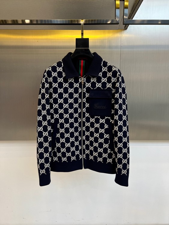 NO:526400,Gucc and Gucci and 2025 autumn and winter new Gu men's knitted jackets are based on deep navy blue, and are covered with iconic white double G printed patterns throughout, reshaping the classic luxury aesthetics. They are made of stand-up collar design and metal zipper closure, and the left chest is equipped with a flip pocket and decorated with a striking 'GUCCI' brand logo. Classic red and green webbing stripes are exposed at the collar, continuing the brand's century-old genes. The fabric is made of cotton to ensure skin-friendly and breathable, and the embroidery part is made of polyester fiber to present a delicate three-dimensional feeling. The slim-fitting tailoring is slightly loose, the shoulder line is natural and smooth, and the hem is ribbed edged  Craftsmanship and washing are recommended to use gentle care on the back and iron them at low temperature to maintain the texture of the pattern. Suitable for high-end casual, urban social and fashionable occasions, you can match casual trousers to create an Italian lazy style, or layered outfits to show modern mixed and match aesthetics. Gucci's exquisite craftsmanship perfectly combines classic symbols and practical designs, and through the inheritance of double G printing and red and green stripes, you will become a collection-level item in the autumn and winter wardrobe of elite men with both recognition and practical wear. 48-56 (model 173, 143 catties upper body 50 sizes),,gucci,gucci,jackets  & coats,alexander wang19860909Gucc古驰、2025秋冬新品Gu男士针织夹克,以深邃海军蓝为基调,通体铺满标志性白色双G印花图案,重塑经典奢华美学.采用立领设计搭配金属拉链开合,左胸设带翻盖口袋并饰有醒目的“GUCCI”品牌标识,内衬领口处露出经典红绿织带条纹,延续品牌百年基因.面料选用棉质材质确保亲肤透气性,刺绣部分采用聚酯纤维呈现精致立体感.修身剪裁配合略微宽松版型,肩线自然流畅,下摆采用罗纹收边工艺.洗涤建议采用反面轻柔护理,低温熨烫以保持图案质感.适合高端休闲、都市社交及时尚场合,可搭配休闲长裤打造意式慵懒风范,或层叠穿搭展现现代混搭美学.以Gucci精湛工艺将经典符号与实用设计完美融合,通过双G印花与红绿条纹的传承元素,成为精英男士秋冬衣橱中兼具辨识度与实穿性的收藏级单品.48-56（模特173,143斤上身50码）,,gucci,gucci,jackets & coats,alexander wang,Men's clothing