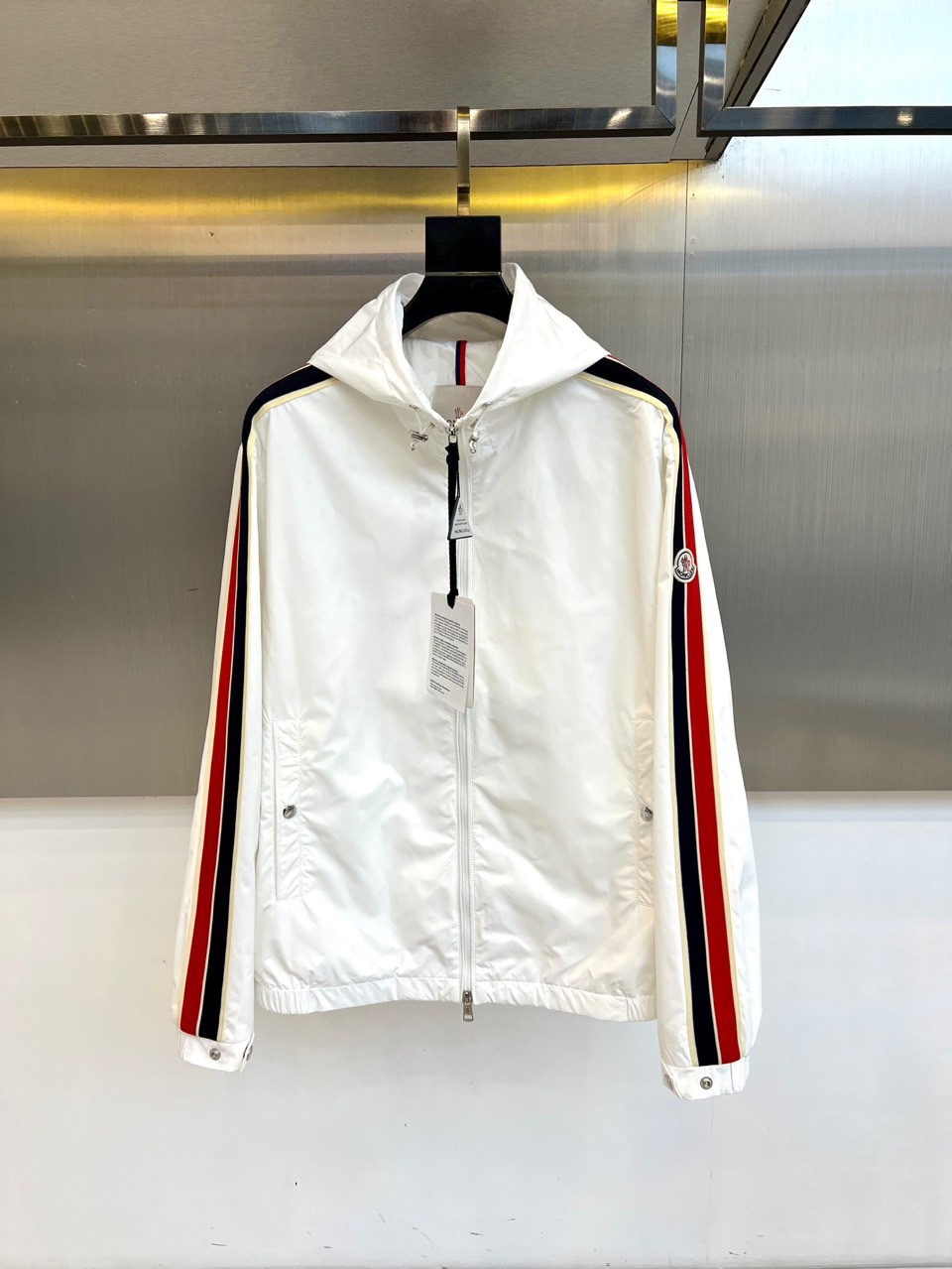 NO:526403,Mon masked, 25s autumn and winter new hooded jacket. It uses brand exclusive technology fabric, and the matte surface presents a delicate texture change. The professional-grade windproof structure remains dry and comfortable, while not losing the fashion style. The left chest 0.3mm seiko embroidery badge, 217 stitches per square centimeter. The double sleeve beige stripes are made of high-quality cotton webbing, which feels soft and comfortable. Smooth metal zipper system, smooth and easy to open and close. Lined hidden headphone wire holes, both practical and beautiful. 48-56 (model 173, 143 catties upper body 50 yards), Moncler, jackets & coats,hats,alexander wang19860909Mon蒙口、25s秋冬新品连帽夹克.采用品牌独家科技面料,哑光表面呈现细腻质感变化.专业级防风结构保持干爽舒适,同时不失时尚格调. 左胸0.3mm精工刺绣徽章,每平方厘米达217针 双袖米白条纹采用高品质棉质织带,触感柔软舒适 顺滑金属拉链系统,开合体验流畅自如 内衬隐藏式耳机线孔,兼顾实用与美观. 48-56（模特173,143斤上身50码）,,Moncler,jackets & coats,hats,alexander wang,Men's clothing