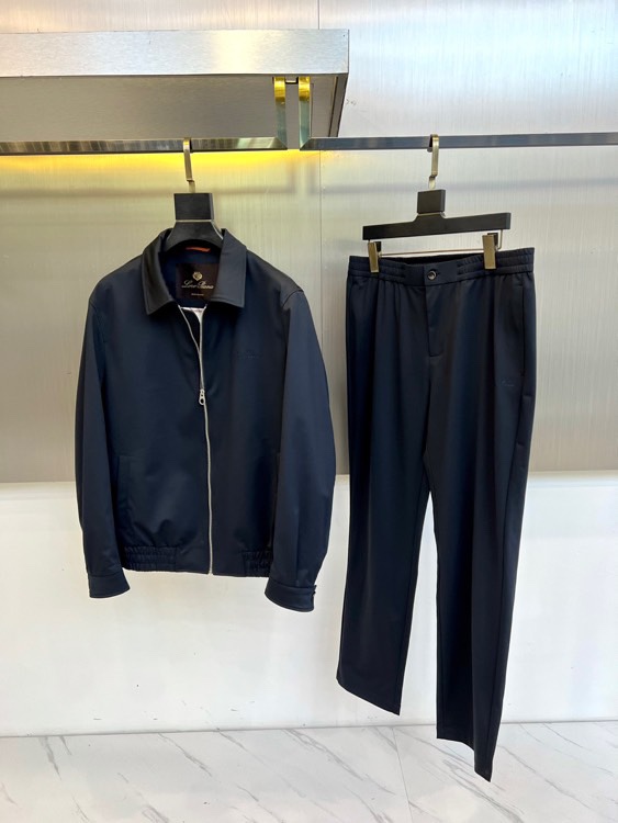 NO:726357,After Years Jacket Pants Loro  Piana's elegant, new autumn and winter men's casual suit series interprets modern business aesthetics in multiple colors such as light khaki, beige, dark brown, dark blue and black. The jacket adopts a lapel zipper design, and the collar, cuffs and hem incorporate elastic hemming technology to ensure a comfortable fit and neat silhouette; left chest  It is embellished with the brand's embroidered logo and is equipped with a practical pocket on the left side, highlighting the exquisite texture in the details. The waist of the trousers is designed with elastic bands and buttons, with diagonal pockets on both sides, and the right leg is decorated with brand embroidery to enhance visual recognition. The fabric is made of high-quality cotton blend, which is soft, skin-friendly and durable, making it suitable for daily wear.  The suit design is simple and fashionable, integrating casual and business elements, suitable for urban commuting, office occasions, social gatherings and daily leisure. It can be worn alone to show a unified style, or mixed with other items to create a layered look. With the perfect combination of exquisite craftsmanship and practical functions, through the ingenuity of elastic details and embroidered logos, it has become a must-have choice for elite men’s autumn and winter wardrobes that combines practicality and style. 48-56 (model 173, 143 pounds, upper body size 50), loro piana, jackets  & coats,jackets & coats,19860909年后 夹克 裤子 Loro Piana诺悠翩雅、秋冬新品男士休闲套装系列,以浅卡其色、米色、深棕色、深蓝色及黑色等多重色调演绎现代商务美学.外套采用翻领拉链设计,领口、袖口与下摆处融入松紧收边工艺,确保贴合舒适性与利落廓形；左胸点缀品牌刺绣标识,左侧配备实用口袋,细节处彰显精致质感.长裤腰部采用松紧带搭配纽扣设计,两侧设斜插口袋,右腿饰有品牌刺绣,增强视觉辨识度.面料选用高品质棉质混纺,兼具柔软亲肤性与耐用性,适合日常穿着. 套装设计简约时尚,融合休闲与商务元素,适合都市通勤、办公室场合、社交聚会及日常休闲.可单独穿搭展现统一型格,或与其他单品混搭打造层次感造型.以精湛工艺与实用功能完美结合,通过松紧细节与刺绣标识的巧思,成为精英男士秋冬衣橱中兼具实穿性与风格感的必备选择.48-56（模特173,143斤上身50码）,,loro piana,jackets & coats,jackets & coats,,Men's clothing