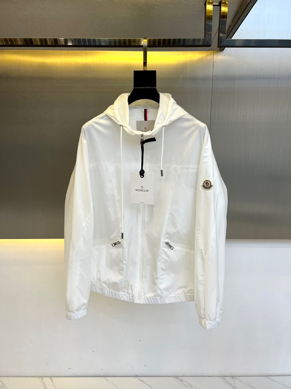 NO:526531,Mon masked, 2025 new hooded jacket jacket. It uses imported environmentally friendly fabrics, and the tear-proof performance is particularly obvious!  The jacket has a simple and elegant style, light and comfortable style, and the exquisite craftsmanship reflects the unique characteristics of the brand. The unique logo of the left shoulder brand is extremely recognizable!  The elastic and tight sleeves are tight and the windproof effect is maximized!  Zipper is also an exclusive custom high-quality metal zipper, simple and atmospheric, both business and casual. 48-56 (model 173, 143 catties upper body 50 sizes), Moncler, jackets & coats, jackets & coats, hats, alexander wang19860909Mon蒙口、2025新款连帽款夹克外套.采用进口环保面料,防撕裂性能效果尤为明显！夹克版型简约大气,轻便舒适,处处精悍的工艺体现品牌独有的特点,左肩品牌独有logo,辨识度极高！松紧收口袖子,严丝合缝的防风效果做到极致！拉链也是独家定制而成的高质感金属拉链,简约大气,商务休闲兼备.48-56（模特173,143斤上身50码）,,Moncler,jackets & coats,jackets & coats,hats,alexander wang,Men's clothing