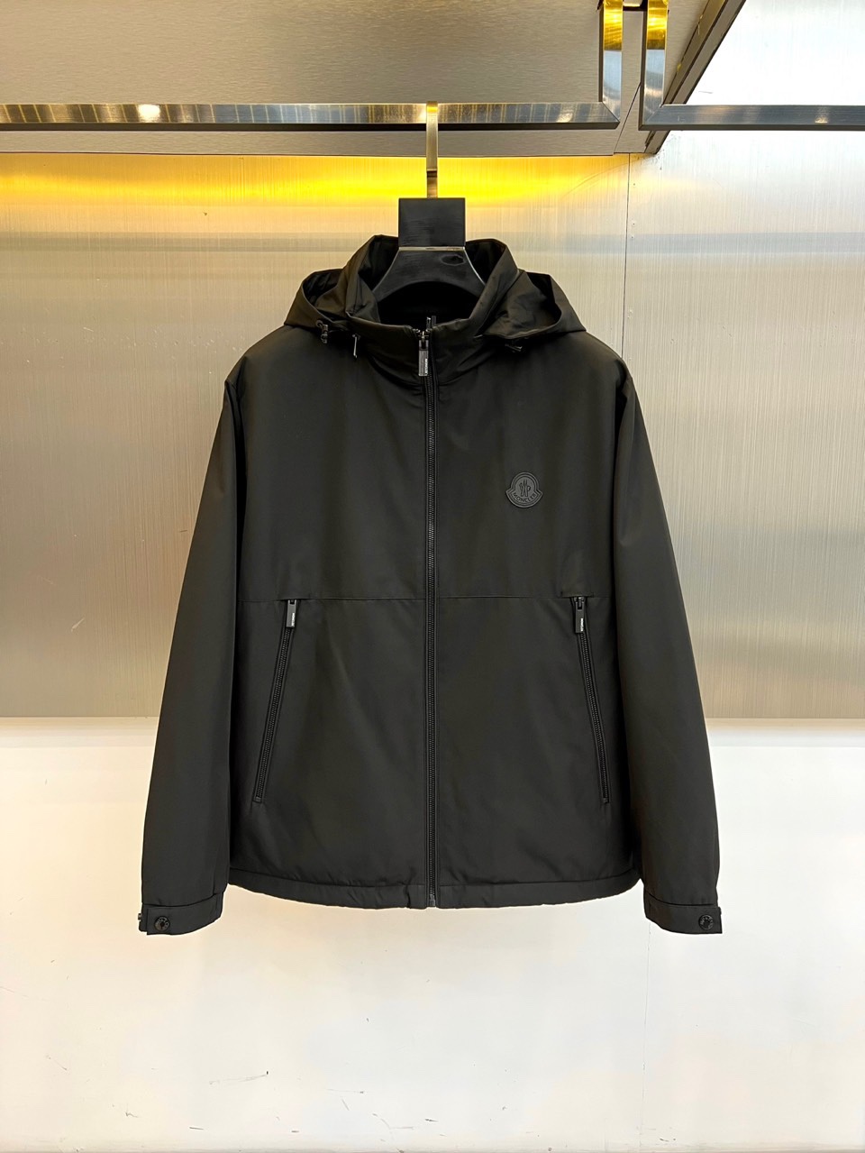 NO:539034,Mon masked mouth, 2025 autumn and winter new warm cloud velvet jacket. A 'warm cloud velvet' jacket that subverts the tradition, redefines the light luxury outdoor with Oriental technology! Three-dimensional tailoring hooded design, the iconic badge of the left chest shows identity, and the double-sided zipper pockets take into account both functions and trends. The details of the cuff buttons echo the high-end craftsmanship, which can easily control the three major scenes of urban commuting, mountain camping, and weekend trips. The built-in 'WARM CLOUD VELVET' technology (WARM CLOUD VELVET) is built to break international technical barriers with domestic research and development → The cloud-level inner tactile inner velvet feels delicate, the skin is warm and not itchy → The super-strong temperature lock system has a warm performance comparable to 800 hooded down, and the weight is reduced by 30 → The windproof and breathable structure copes with the sudden change in the temperature difference of 5°C to -5°C, and the southern wet and cold northern dry and cold are fully adapted Single piece can replace the traditional 'underwear + middle layer + jacket' triple-overlay wear, three-dimensional tailoring refuses to be bloated, back is neat and as a blade. 48-56 (model 173, 143 catties upper body 50 sizes), louis vuitton, Moncler, jackets & coats, jackets & coats, down jacket, hats, alexander wang19860909Mon蒙口、2025秋冬新品暖云绒夹克外套.一件颠覆传统的“暖雲絨”夹克,以东方科技重新定义轻奢户外！ 立体剪裁连帽设计,左胸标志性徽章彰显身份,双侧拉链口袋兼顾功能与潮流.袖口纽扣细节呼应高端工艺,一件轻松驾驭都市通勤、山系露营、周末出游三大场景. 内置「暖雲絨」科技（WARM CLOUD VELVET）,以国产研发打破国际技术壁垒 → 云朵级触感内里绒感细腻,贴肤保暖不刺痒 → 超强锁温系统保暖性能媲美800蓬羽绒,重量减轻30 → 防风透气结构应对5°C至-5°C温差突变,南方湿冷北方干冷全适配 单件可替代传统“内衣+中层+外套”三重叠穿,立体剪裁拒绝臃肿,背影利落如刀锋.48-56（模特173,143斤上身50码）,,louis vuitton,Moncler,jackets & coats,jackets & coats,down jacket,hats,alexander wang,Men's clothing