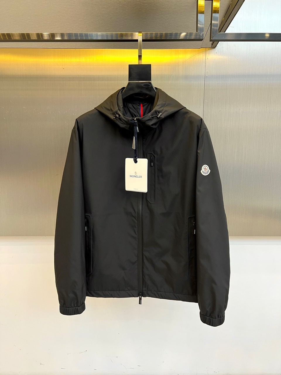 NO:539042,Moncler cover, 2025 autumn and winter jacket. It uses imported environmentally friendly fabrics, and the tear-proof performance is particularly obvious!  The jacket has a simple and elegant style, light and comfortable style, and the exquisite craftsmanship reflects the unique characteristics of the brand. The unique logo of the left shoulder brand is extremely recognizable!  The elastic and tight sleeves are tight and the windproof effect is maximized!  Zipper is also an exclusive custom high-quality metal zipper, simple and atmospheric, and both outdoor leisure. 48-56 (model 173, 143 catties upper body 50 sizes), Moncler, jackets & coats, jackets & coats, alexander wang19860909Moncler蒙口、2025秋冬款夹克外套.采用进口环保面料,防撕裂性能效果尤为明显！夹克版型简约大气,轻便舒适,处处精悍的工艺体现品牌独有的特点,左肩品牌独有logo,辨识度极高！松紧收口袖子,严丝合缝的防风效果做到极致！拉链也是独家定制而成的高质感金属拉链,简约大气,户外休闲兼备.48-56（模特173,143斤上身50码）,,Moncler,jackets & coats,jackets & coats,alexander wang,Men's clothing