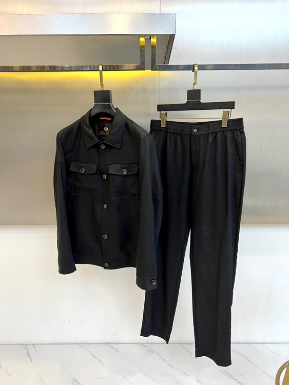 NO:726364,After Years Jacket Pants Loro  Piana's elegant, new fall and winter suit interprets contemporary French luxury with a minimalist silhouette. The suit uses innovative double-layer weaving technology to create light beige fabric, with a delicate micro-texture on the surface, which is both light and fluffy and has excellent warmth retention. Turn  The collared jacket is decorated with the brand's signature black resin buttons, the chest flap pocket continues the classic symmetrical aesthetic, and the interior is embellished with a low-key brown brand logo. The trousers of the same color are designed with an elastic waistband and invisible zipper, and the side seams are three-dimensionally cut to create smooth lines. Silver  The colored metal walls and marble floors bring out the high-end texture of the fabric, and the art paintings on the suspended display racks in the background hint at the aesthetic gene. It can be paired with leather accessories to create an urban modern style, or with a silk shirt to create a high-end casual look. It interprets Hermès' design philosophy of integrating technical fabrics with traditional craftsmanship, and has become an iconic suit in the autumn and winter wardrobe that is both practical and collectible. 48-56 (model 173, 143 pounds, upper body size 50), hermes, loro  piana,jackets & coats,shirts,19860909年后 夹克 裤子 Loro Piana诺悠翩雅、秋冬新品套装,以极简廓形诠释当代法式奢华.套装采用创新双层织造技术打造浅米色面料,表面呈现细腻的微肌理质感,兼具轻盈蓬松感与卓越保暖性.翻领夹克饰有品牌标志性黑色树脂纽扣,胸前带盖口袋延续经典对称美学,内里缀有低调的棕色品牌标识.同色系长裤采用松紧腰头与隐形拉链设计,侧缝立体剪裁塑造流畅线条.银色金属墙面与大理石地面衬托出面料的高级质感,背景中悬浮展架的艺术画作暗示美学基因.既能搭配皮革配件演绎都市摩登风格,亦可搭配丝质衬衫打造高级休闲造型.诠释爱马仕将科技面料与传统工艺相融合的设计哲学,成为秋冬衣橱中兼具实穿性与收藏价值的标志性套装.48-56（模特173,143斤上身50码）,,hermes,loro piana,jackets & coats,shirts,,Men's clothing