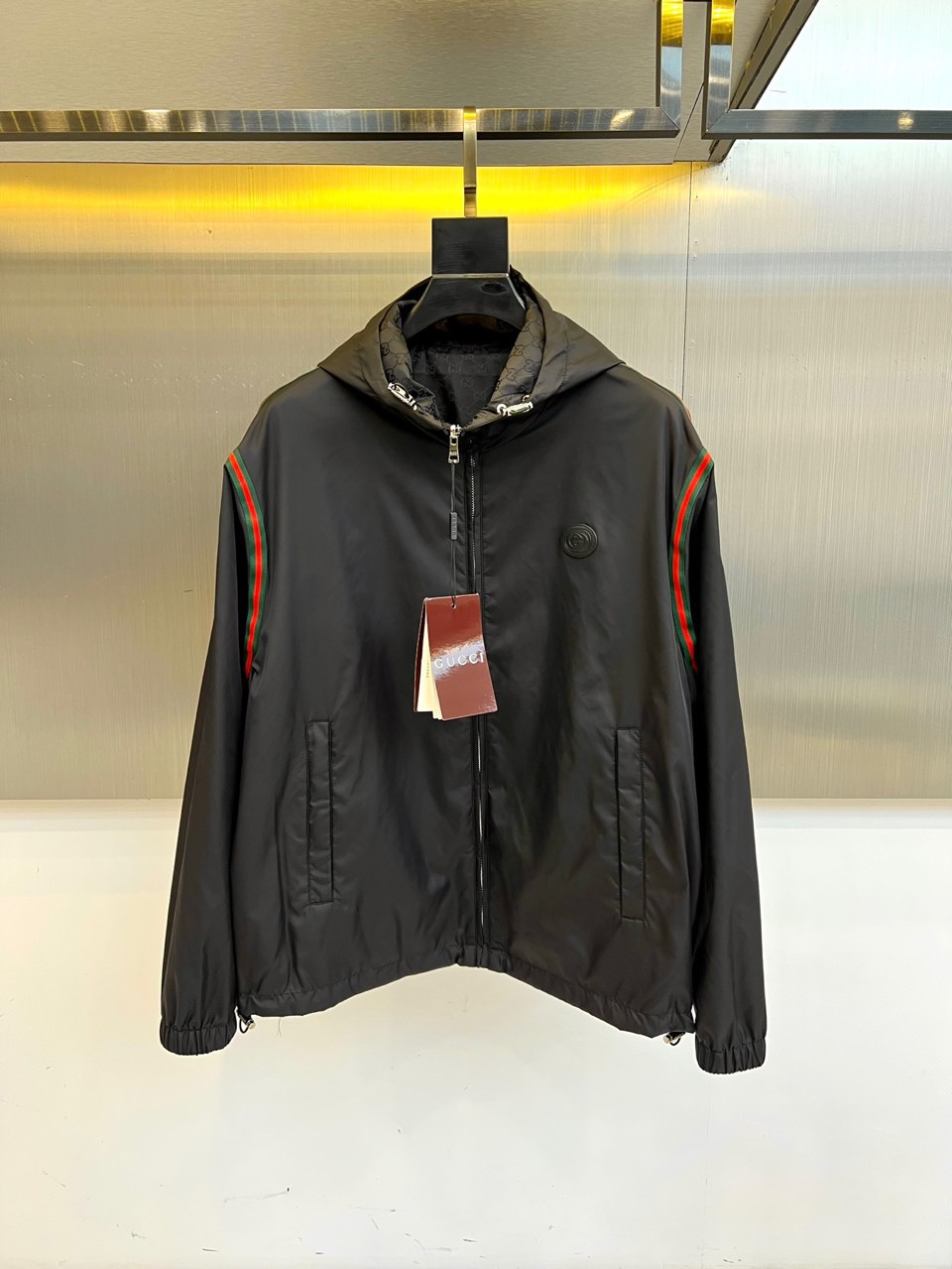 NO:539054,Gucc, 2025 autumn and winter new badge hooded [double-sided wear] jacket. The iconic red and green webbing sleeves are inlaid with classic red and green stripes, paying tribute to GUCCI's century-old bloodline, and the Italian aesthetic symbols are leaping in the dark night. The metal badge is engraved with historical retro metal logo on the chest and branding 'GUCCI' words, '1947-1953' below, the semester shows the inheritance will. Functional luxury details, two-way zippers are smoothly opened and closed, and the drawstring hood is adjustable freely; the liner is printed with dark patterns, and the real seal is seen in the details. 48-56 (model 173, 143 catties upper body 50 yards),,gucci,gucci,jackets & coats,jackets & coats,hats,alexander wang19860909Gucc古驰、2025秋冬新品徽章连帽【双面穿】夹克外套. 标志性红绿织带袖侧经典红绿条纹镶嵌,致敬GUCCI百年血脉,暗夜中跃动意式美学符号 金属徽章铭刻历史胸前复古金属徽标烙印'GUCCI'字样,下方「1947-1953」精工年份彰显传承意志 功能性奢华细节双向拉链顺滑开合,抽绳连帽调节自如；内衬印满版暗纹LOGO,细节处见真章.48-56（模特173,143斤上身50码）,,gucci,gucci,jackets & coats,jackets & coats,hats,alexander wang,Men's clothing