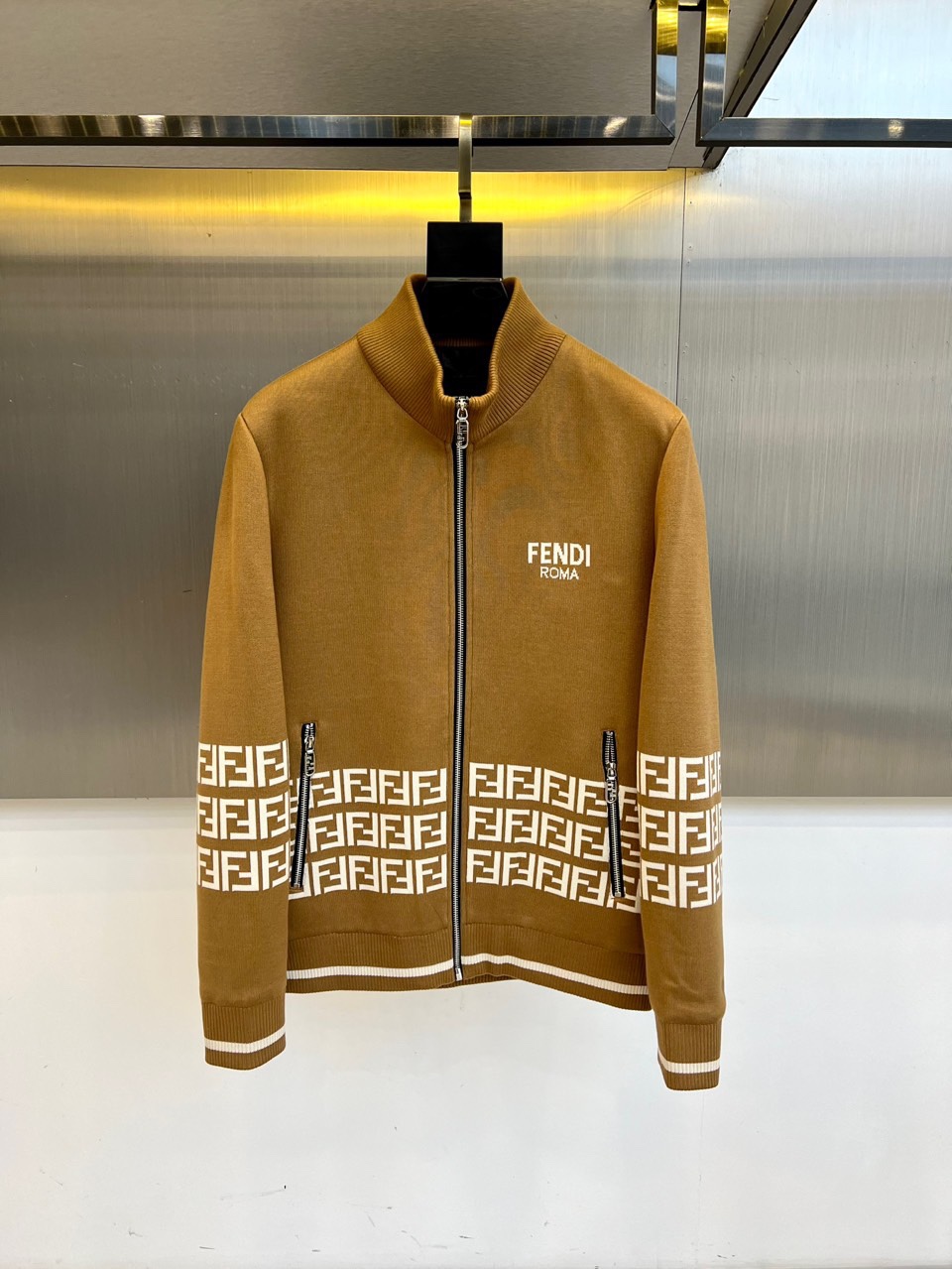 NO:539066,Fend Fendi, 25s jacket, this jacket is outlined with three-dimensional tailoring, the white 'FENDI ROMA' logo on the left chest is engraved with brand genes, and the sleeves and hem are decorated with the iconic FF jacquard pattern, telling the century-old craftsmanship password like a code. Silver zippers run through the body, the stand-up collar design enhances windproof performance, and the double-sided zipper pockets hide practical aesthetics. From the cold luster of the metal brushed wall to the delicate rendering of the warm light strip, every detail sets off the eternal dialogue between black and white. The nylon fabric is light but retains a crisp texture, allowing the luxurious symbol to become a focus without noise. Whether it is an urban night walk or a high-end social occasion, it is a mobile Roman epic. 48-56 (model 173, 143 catties upper body 50 yards), fendi, fendi, jackets &  coats, jackets & coats,alexander wang19860909Fend芬迪、25s夹克外套,这款夹克以立体剪裁勾勒利落轮廓,左胸白色'FENDI ROMA'徽标镌刻品牌基因,袖身与下摆铺陈标志性FF提花图案,如暗码般诉说百年工艺密码.银色拉链贯穿衣身,立领设计提升防风性能,双侧拉链口袋暗藏实用美学. 从金属拉丝墙面的冷冽光泽到暖光灯带的细腻渲染,每一处细节皆衬托其黑与白的永恒对话.尼龙面料轻盈却保有挺括质感,让奢华符号无需喧哗自成焦点.无论是都市夜行或高端社交场合,它皆是移动的罗马史诗.48-56（模特173,143斤上身50码）,,fendi,fendi,jackets & coats,jackets & coats,alexander wang,Men's clothing