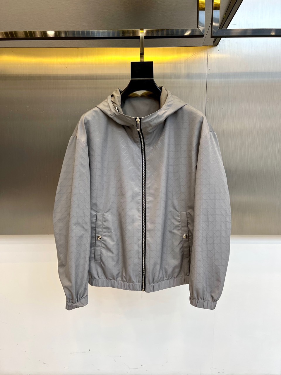 NO:539046,Dior and 2025 autumn and winter new Dior double-sided jackets are interpreted in a full black tone. They are equipped with hooded design and silver metal zipper closures. Both sides are equipped with practical pockets with silver buttons. The cuffs and hem are elastically tightened to ensure windproof and warmth. The surface of the fabric is hidden in the dark pattern of DIOR letters, which is looming under light refraction, showing a low-key brand recognition. Both sides are made of high-tech functional fabrics, which have windproof and water-proof characteristics, and the inner liner is printed with classic brand patterns. The flip can be worn to achieve a simple urban style on one garment, and the reverse side continues the same design but adds a sense of layering through dark pattern details. The three-dimensional tailoring maintains the brand's consistent neat silhouette, with precise and smooth shoulder line processing, and the hem length is just right. Suitable for high-end casual, urban commuting, evening socializing and other occasions, you can use formal pants to create a mixed style, or collimate with casual outfits to create a modern and fashionable feeling. Dior's exquisite craftsmanship combines practical functions with high-end fashion aesthetics, interprets the dressing philosophy of contemporary gentlemen through dark pattern details and double-sided design, and becomes an iconic item in autumn and winter wardrobe that combines practicality and luxury. 48-56 (model 173, 143 catties upper body 50 sizes), dior, dior, jackets & coats, hats, alexander wang19860909Dior迪奥、2025秋冬新品Dior双面穿夹克,以全黑色调演绎现代极简奢华.采用连帽设计搭配银色金属拉链开合,两侧配备带银色纽扣的实用口袋,袖口与下摆采用弹性收紧工艺,确保防风保暖性能.面料表面暗藏DIOR字母暗纹印花,在光线折射下若隐若现,展现低调的品牌辨识度. 双面皆采用高科技功能性面料,具备防风防泼水特性,内衬印有品牌经典纹样.可翻转穿着实现一衣多穿正面呈现简约都市风格,反面延续同样设计但通过暗纹细节增添层次感.立體剪裁保持品牌一贯的利落廓形,肩线处理精准流畅,下摆长度恰到好处. 适合高端休闲、都市通勤、晚间社交等多种场合,可搭配正装裤塑造混搭风格,或与休闲装束碰撞出现代时尚感.以迪奥精湛工艺将实用机能与高级时装美学相融合,通过暗纹细节与双面设计诠释当代绅士的穿衣哲学,成为秋冬衣橱中兼具实用性与奢华感的标志性单品.48-56（模特173,143斤上身50码）,,dior,dior,jackets & coats,hats,alexander wang,Men's clothing