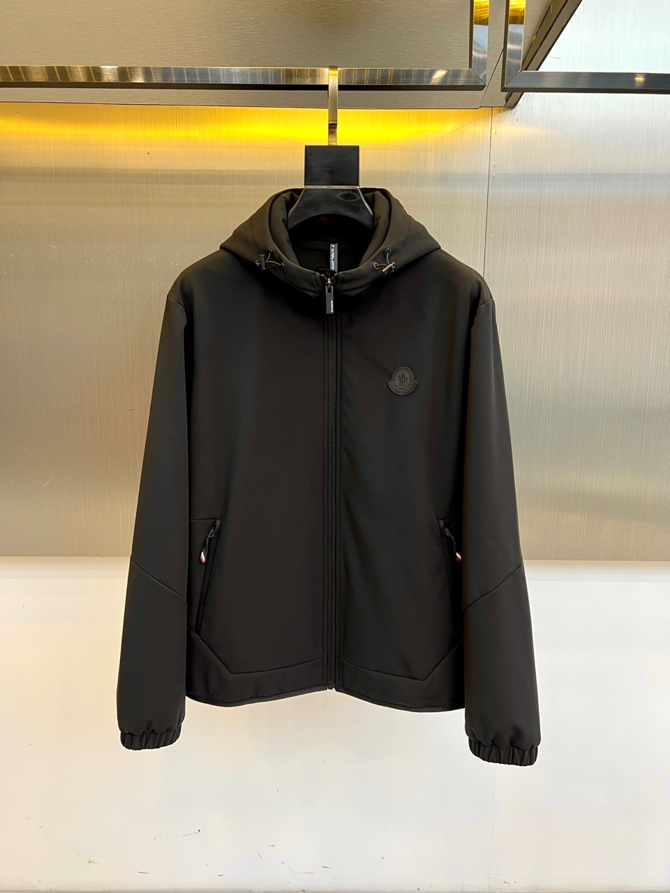 NO:539038,Mon mask, 25FW autumn and winter new functional jacket jacket, paired with three-dimensional tailoring and drawstring details, simplicity hidden functional aesthetics. The left sleeve logo is looming, a taste code that people recognize at a glance. From commuting to date, from cafe to short trips, this jacket can be perfectly adapted. The windproof fabric + micro-contour design combines comfort and styling, allowing you to maintain an elegant posture at any time. The metal curtain wall and warm light strip on the background set off the exquisite texture of the jacket. It is not just a coat, but also a style declaration in your wardrobe. 48-56 (model 173, 143 catties upper body 50 sizes), Moncler, jackets & coats, jackets & coats, alexander wang19860909Mon蒙口、25FW秋冬系列新品机能夹克外套,搭配立体剪裁与抽绳细节,简约中暗藏机能美学.左袖徽标若隐若现,是懂得人一眼认出的品味暗号. 从通勤到约会,从咖啡厅到短途旅行,这件夹克都能完美适配.防风面料+微廓设计,兼顾舒适与造型感,让你随时保持优雅姿态. 背景的金属幕墙与暖光灯带,衬托出夹克的精致质感.它不只是外套,更是你衣橱里的风格宣言.48-56（模特173,143斤上身50码）,,Moncler,jackets & coats,jackets & coats,alexander wang,Men's clothing