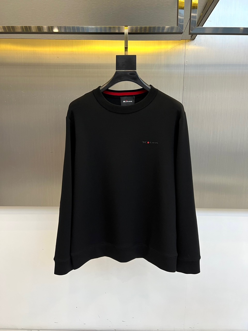 NO:595864,Kiton's new 2025 autumn and winter acetate cashmere round neck sweatshirt. This sweatshirt is made of innovative acetate cashmere blended fabric, containing 66.7 viscose and lyocell fibers, 16.5 polyester fiber, 7.9 acetate fiber, 6.6 spandex and 2.3 cashmere. It combines the delicate touch of cashmere with the smooth drape of lyocell fiber. The classic round neck design is paired with red details on the inside of the collar, and the left chest is embellished with the brand's exquisite embroidered logo.  The fabric has been treated with a special process to present a delicate texture and warm luster. The spandex component provides four-way stretch freedom. The slim fit and precise fit can be used as an inner layer to show a simple and high-end feel, or can be worn alone to highlight an elegant temperament. Integrating the craftsmanship of the Naples, Italy, workshop into daily design, the embroidered logo becomes a low-key luxury statement. 48-56 (model 173, 143 pounds, upper body size 50),, hoodie, sweatshirts, alexander wang19860909Kiton奇酷、2025秋冬新品醋酸羊绒圆领卫衣,这款卫衣采用创新醋酸羊绒混纺面料,含66.7粘纤与莱赛尔纤维、16.5聚酯纤维、7.9醋酯纤维、6.6氨纶与2.3山羊绒,兼具羊绒的细腻触感与莱赛尔纤维的柔滑垂坠性.经典圆领设计搭配领口内侧红色细节,左胸点缀品牌精致刺绣标识. 面料经过特殊工艺处理,呈现细腻的肌理质感与温润光泽,氨纶成分提供四向拉伸自由度.修身剪裁配合精准版型,既可作为内搭展现简约高级感,也可单穿凸显优雅气质.将意大利那不勒斯工坊的匠心工艺融入日常设计,让刺绣标识成为低调的奢华宣言.48-56（模特173,143斤上身50码）,,hoodie,sweatshirts,alexander wang,Men's clothing