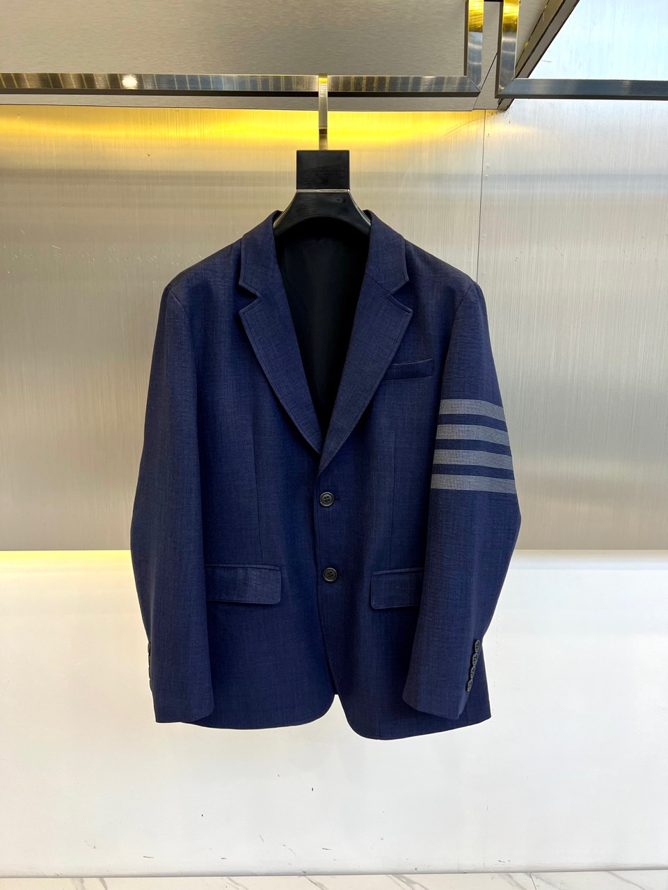 NO:595887,ThomBrow, 2025 spring and summer new business casual suit jackets. Simple casual suit jackets, imported top-quality special fabrics are all ultra-thin polyester fiber twill fabrics imported from the UK, with a light luster, unique texture, soft and smooth feel  , it is not a product that can be compared with ordinary fabrics. It has a full upper body shape, a restrained and high-end fashionable dark blue color. It is a color that can easily highlight your temperament. It is both solemn and harmonious. It can be used in various occasions. It is a perfect combination of business commuting and outing and leisure. It is an excellent item for styling!  48-56 (model weighs 173,143 pounds and wears size 50),,thom browne,jackets & coats,business suit,alexander wang19860909ThomBrow汤姆布朗、2025春夏新品商务休闲西服外套.简约休闲西装外套,进口顶级特供面料都是英国进口的超薄聚酯纤维纤维斜纹面料,淡淡光泽,质感独特,手感柔嫩顺滑,不是一般面料所能对比的产品,上身型款十足,内敛高级的时髦深蓝色系,极易凸显气质的色调,亦庄亦谐,驾驭各种场合,商务通勤与出街休闲完美兼备,属于拗造型的一款绝佳单品！48-56（模特173,143斤上身50码）,,thom browne,jackets & coats,business suit,alexander wang,Men's clothing