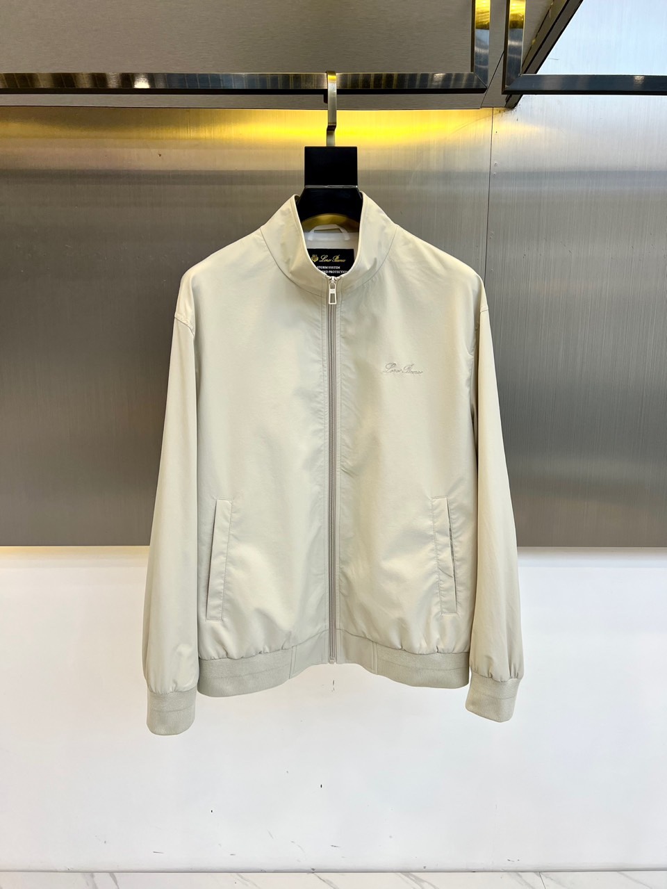 NO:595890,Loro Piana is elegant and elegant. The new Lp stand-collar jacket for spring and summer 25 is a must-have minimalist urban lightweight nylon jacket for high-end elite men. It comes from LP, a top luxury brand with a long history of nobility and luxury in Italy. Loro Piana has been pursuing excellent quality and workmanship for the past 100 years. LP products are the best choice in every aspect. They need to be stylish, have an effective upper body, have tailoring and design, and are long-lasting. The aristocratic aura of the upper body is irreplaceable and very high-end!  The clean body is unmodified, reflecting the free and easy charm of men. With exquisite and smooth wiring details, the texture is perfect. Top-quality lightweight nylon and knitted materials, close-fitting and comfortable, clear texture, smooth to the touch without losing texture, and a high-end luxury item with obvious performance!  48-56 (model weighs 173,143 pounds, upper body size 50),,loro piana,loro piana,jackets & coats,jackets & coats,alexander wang19860909Loro Piana诺悠翩雅、25春夏新款Lp立领夹克,高端精英男士必备极简都市轻质尼龙外套.来自意大利历史悠久尊贵奢华的顶奢品牌LP,在过去一百年来Loro Piana一直追求卓越的质量和手工.LP的东西无论是哪个方面都是最好的选择,要款式有款式,要上身效果有效果,要剪裁有剪裁,要设计有设计,而且经久不衰,上身的贵族气场无法替代,并且很有档次！ 净版衣身无修饰,体现出洒脱自如的男士魅力.加上精湛平顺的走线细节,质感完美至极.顶级轻质尼龙与针织材质,贴身舒适纹理清晰,手感顺滑却不失质感,搭配性能显而易见的高奢单品！48-56（模特173,143斤上身50码）,,loro piana,loro piana,jackets & coats,jackets & coats,alexander wang,Men's clothing