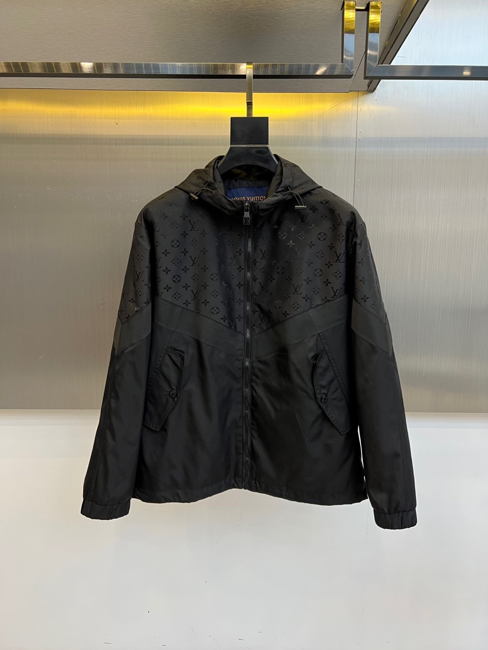 NO:529022,1v Vaderen, 2025 autumn and winter new hooded jackets cover the whole body with the brand's iconic Monogram presbyterian pattern, presented in a deep black tone, giving the classic totem a modern and modern atmosphere. In terms of style, the hooded design combines casual and practical functions, the front closure is equipped with a smooth metal zipper opening and closing, and invisible side pockets on both sides are equipped with storage and simplicity of the shape; the tailoring focuses on three-dimensional silhouettes, which enhance the slim effect through precise lines, and the cuffs and hem are ribbed closure design to enhance the warming function. In terms of style, this jacket perfectly combines street leisure genes with Louis Vuitton's French luxury aesthetics, presbyterian pictures  The case is low-key on the black base, and the hooded design injects ease and vitality. It is suitable for daily outings, and can also enhance the high-end feeling of the overall shape through luxurious totem. It continues LV's ultimate pursuit of material and craftsmanship, and uses high-tech fabrics to ensure light texture and comfort. Whether it is a simple inner layer to highlight the item itself, or layered with other series of items in the brand, it can become a luxury essential in the autumn and winter wardrobe that has both recognition and practicality, meeting the dual needs of urban people for quality and style. 48-56 (model 173, 143 catties upper body 50 sizes),,louis  vuitton,louis vuitton,jackets & coats,hats,alexander wang198609091v威登、2025秋冬新品连帽夹克,以品牌标志性的Monogram老花图案覆盖全身,采用深邃黑色调呈现,赋予经典图腾现代摩登气息.款式上,连帽设计融合休闲感与实用功能,前襟配备顺滑金属拉链开合,两侧设隐形侧袋兼顾收纳与造型简洁性；剪裁注重立体廓形,通过精准线条提升修身效果,袖口与下摆采用罗纹收口设计强化保暖机能.风格上,这款夹克将街头休闲基因与路易威登的法式奢华美学完美结合,老花图案在黑色基底上低调彰显品牌身份,连帽设计注入轻松活力,既适合日常出街搭配,亦能通过奢华图腾提升整体造型的高级感.它延续了LV对材质与工艺的极致追求,采用高科技面料确保轻盈质感与舒适度,无论是搭配简约内搭突出单品本身,或与品牌其他系列单品叠穿,都能成为秋冬衣橱中兼具辨识度与实用性的奢华必备,满足都市人群对品质与风格的双重需求.48-56（模特173,143斤上身50码）,,louis vuitton,louis vuitton,jackets & coats,hats,alexander wang,Men's clothing