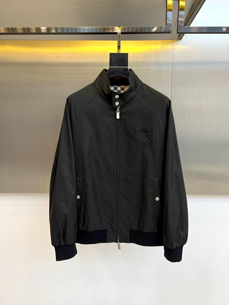 NO:529000,Burberry, the new 2025 autumn and winter jacket, outlines a simple and neat outline with a classic stand-up collar design and silver zipper. The neckline is decorated with three exquisite white buttons, and the brand's iconic black embroidered logo is decorated on the left chest, which shows the identity in a low-key manner. The pockets on both sides are equipped with silver snap buttons, taking into account practicality and detail beauty. The sleeves and hem are closed with black ribbed mouths, which highlight the capable temperament. The lining hides classic plaid patterns, revealing the British luxury genes in the details.  Nylon fabric creates a light and crisp texture, and Portugal's fine work ensures excellent quality. The overall style combines modern functions and classic heritage. The black main tone is calm and versatile, and can be controlled calmly whether it is urban commuting or leisure. The plaid elements and embroidered logos in the details run through the British spirit of BURBERRY throughout, interpreting the eternal charm of the autumn and winter wardrobe. 48-56 (model 173, 143 catties upper body 50 yards), burberry, burberry, jackets & coats, jackets & coats, alexander wang19860909Bur巴宝莉、2025秋冬新品夹克外套,以经典立领设计与银色拉链勾勒出简约利落的轮廓.领口点缀三颗精致白色纽扣,左胸处饰有品牌标志性黑色刺绣徽标,低调彰显身份.两侧口袋配备银色按扣,兼顾实用性与细节美感.衣袖与下摆采用黑色罗纹收口,修身剪裁凸显干练气质.内衬暗藏经典格纹图案,于细微处流露英伦奢华基因. 尼龙面料打造轻盈而挺括的质感,葡萄牙精工制作保障卓越品质.整体风格融合现代机能与经典传承,黑色主调沉稳百搭,无论是都市通勤或休闲场合皆能从容驾驭.细节中的格纹元素与刺绣标识,将BURBERRY的英伦精神贯穿始终,诠释秋冬衣橱的永恒魅力.48-56（模特173,143斤上身50码）,,burberry,burberry,jackets & coats,jackets & coats,alexander wang,Men's clothing