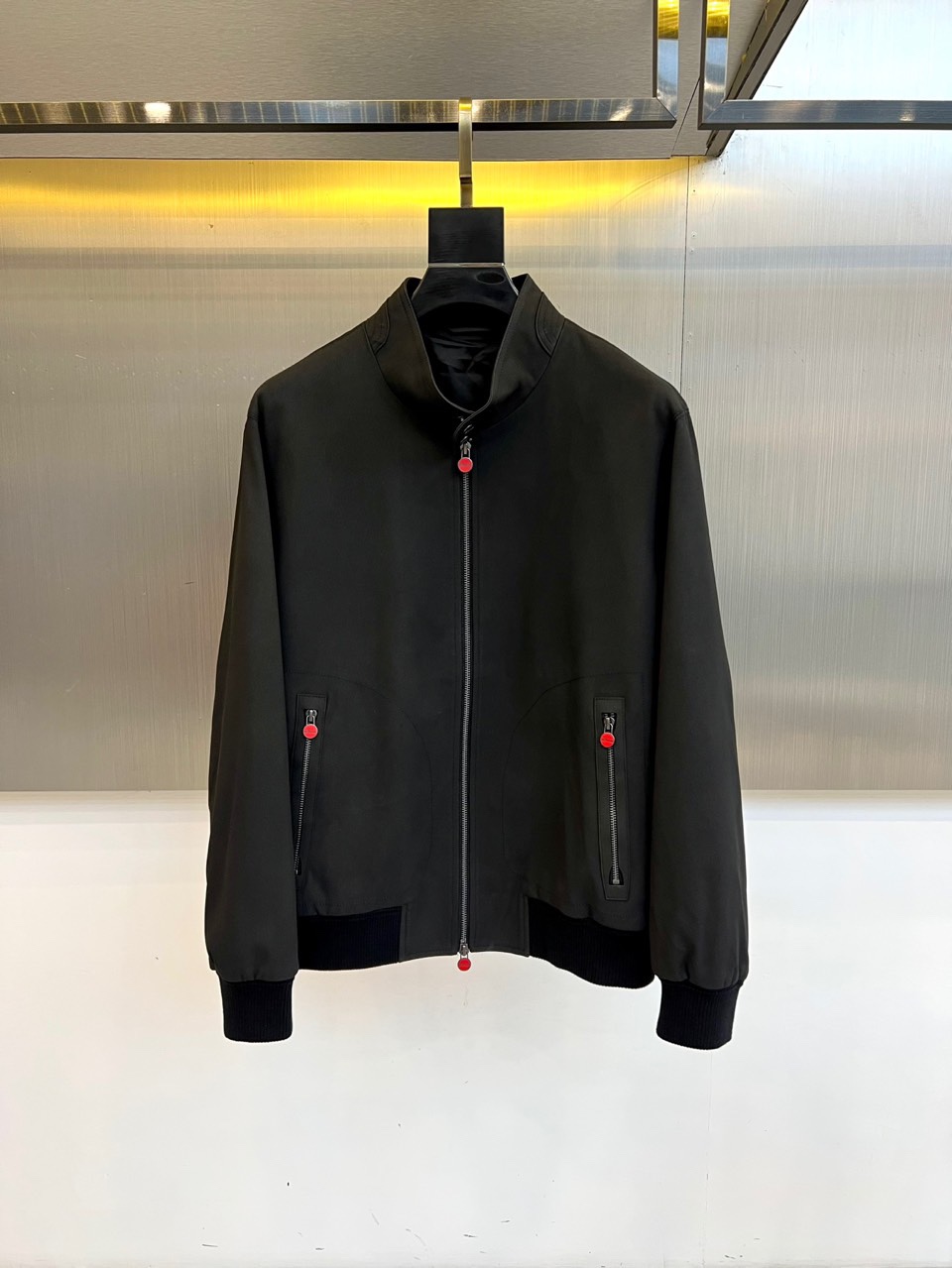 NO:529002,Kiton Qiku, 2025 autumn and winter new black jacket, with its stand-up collar design and exquisite details, the front and sides of the pockets are equipped with zippers, and the zipper head is decorated with red round buckles, adding a bright color to the simple black, highlighting personality and taste. The cuffs and hem are ribbed, cleverly fitting the body, ensuring comfort while enhancing the overall fashion sense. The overall style is simple but not lacking in high-end sense. The black main tone is calm and atmospheric, perfectly showing the excellent craftsmanship and exquisite quality of the Kiton brand. This jacket combines practicality and fashion elements, and is an ideal choice for autumn and winter, bringing you an elegant and confident wearing experience. 48-56 (model 173, 143 catties upper body 50 sizes),, jackets & coats, alexander wang19860909Kiton奇酷、 2025秋冬新品黑色夹克,以其立领设计和精致细节彰显高端男装风范.前襟及两侧口袋配备拉链,拉链头点缀红色圆扣,为简约黑色增添一抹亮眼色彩,凸显个性与品味.袖口和下摆采用罗纹收口,巧妙贴合身形,确保舒适的同时提升整体时尚感.整体风格简约而不失高级感,黑色主调沉稳大气,完美展现Kiton品牌的卓越工艺与精致品质.这款夹克融合实用性与时尚元素,是秋冬季节的理想选择,为您带来优雅与自信的穿着体验.48-56（模特173,143斤上身50码）,,jackets & coats,alexander wang,Men's clothing