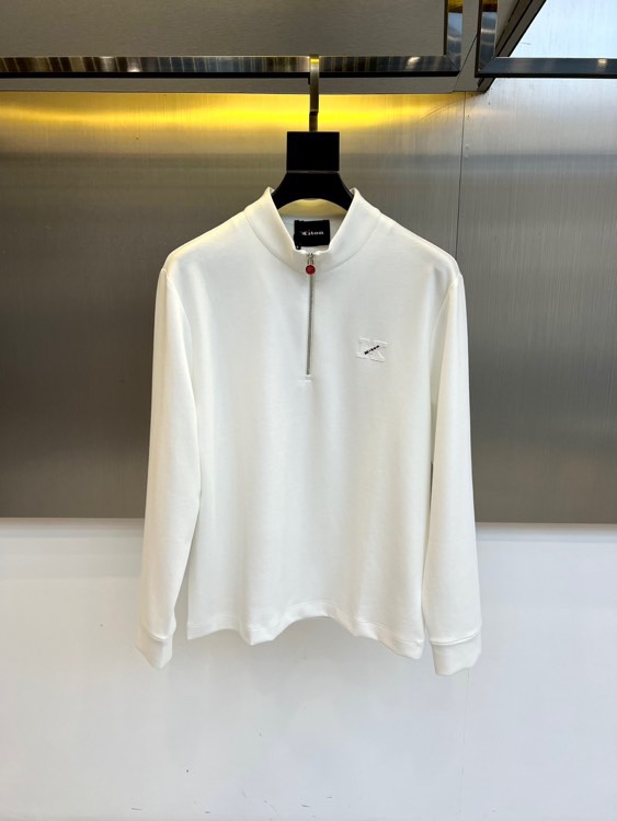 NO:529026,Kiton, a new half-zipper stand-alone top for 2025 autumn and winter, is made of innovative acetate-based cashmere blended fabric, containing 66.7 viscose fiber and lyceler fiber, 16.5 polyester, 7.9 acetic acid fiber, 6.6 spandex and 2.3 cashmere, combining the delicate touch of cashmere and the smooth drape of Lyceler fiber. The half-high collar design is matched with the red zipper tip to finish the details, and the left breast is embroidered with the brand's exquisite embroidery logo.  The fabric has been processed with special craftsmanship to present a delicate texture and warm luster. The spandex composition provides four-way stretch freedom. The slim cut and precise version can be used as an inner layer to show a simple and high-end feel, or it can be worn alone to highlight the elegant temperament. The ingenious craftsmanship of the Italian Naples workshop is integrated into daily design, making the details of the red zipper a low-key luxury statement. 48-56 (model 173, 143 catties upper body 50 yards), alexander wang19860909Kiton奇酷、2025秋冬新品半拉链立领上衣,这款上衣采用创新醋酸羊绒混纺面料,含66.7粘纤与莱赛尔纤维、16.5聚酯纤维、7.9醋酯纤维、6.6氨纶与2.3山羊绒,兼具羊绒的细腻触感与莱赛尔纤维的柔滑垂坠性.半高领设计搭配红色拉链头点睛细节,左胸点缀品牌精致刺绣标识. 面料经过特殊工艺处理,呈现细腻的肌理质感与温润光泽,氨纶成分提供四向拉伸自由度.修身剪裁配合精准版型,既可作为内搭展现简约高级感,也可单穿凸显优雅气质.将意大利那不勒斯工坊的匠心工艺融入日常设计,让红色拉链细节成为低调的奢华宣言.48-56（模特173,143斤上身50码）,,alexander wang,Men's clothing