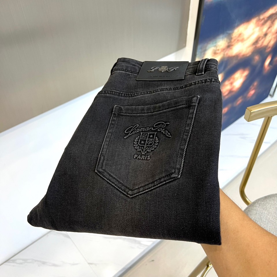 NO:529024,Loro Piana, the new black jeans in autumn and winter, present a simple and high-end sense with a deep pure black tone. The brand’s signature washing process uses the brand’s signature washing process to create the fabric texture, presenting a delicate retro and old texture. The slim straight-cut tailoring combines the precise waist design, taking into account the neat outline and comfort. The back pocket is decorated with PRADA’s classic inverted triangle logo embroidery, which outlines the low-key and luxurious brand logo with the same color line craftsmanship. The hardware uses matte textured metal buttons and zippers, and the details show the essence of Italian craftsmanship.  The fabric is made of high-quality cotton blend material, which makes the fabric soft and crisp through special treatment. The style perfectly combines modern urban and low-key luxury, and can be matched with a suit jacket to interpret the business casual style, becoming an indispensable and versatile choice in the wardrobe in autumn and winter. 30-38 (no 37), loro piano, prada, jeans, jackets & coats, business suit, alexander wang19860909Loro Piana诺悠翩雅、2025秋冬新品黑色牛仔裤,以深邃纯黑基调呈现简约高级感.采用品牌标志性的水洗工艺打造面料肌理,呈现细腻的复古做旧质感.修身直筒剪裁结合腰部精准版型设计,兼顾利落轮廓与穿着舒适度.后袋饰有PRADA经典倒三角徽标刺绣,以同色线工艺勾勒出低调奢华的品牌标识.五金件选用磨砂质感的金属纽扣与拉链,细节处彰显意式工艺精髓. 面料选用高品质棉质混纺材质,通过特殊处理使面料兼具柔软性与挺括度.风格上完美融合现代都市与低调奢华感,既可搭配西装外套演绎商务休闲风格,成为秋冬衣橱中不可或缺的百搭选择.30-38（无37）,,loro piana,prada,jeans,jackets & coats,business suit,alexander wang,Men's clothing