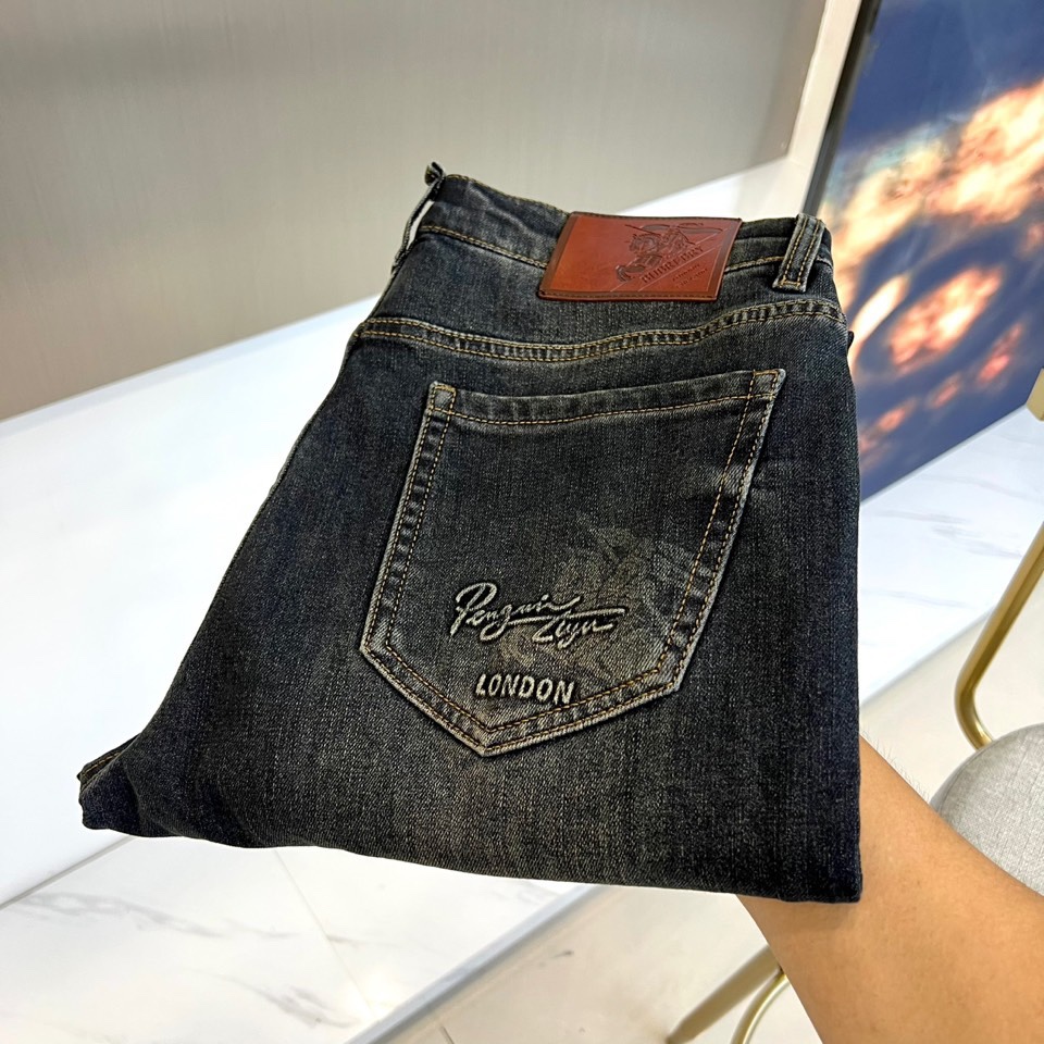 NO:529027,Burberry, the new dark blue jeans in autumn and winter 2025, are made of high-quality cotton fabric to create a crisp and stylish slim tailoring. The back pocket is decorated with the brand's iconic brown leather label, imprinted with the classic knight pattern and the 'BURBERRY LONDON' logo, and matched with the full name of the silver-gray embroidered brand, highlighting exquisite craftsmanship and British heritage. The classic five-bag design combines fine line craftsmanship, and the waist fits the human body curve, taking into account comfort and neat contours.  In terms of style, the traditional British yuppie and modern urban fashion is perfectly integrated, and the dark blue tone shows a calm and high-end feeling. It can be matched with a sweater to interpret casual business style, and it can also be layered with the brand's classic windbreaker to create a layered look. An iconic item that interprets eternal luxury and daily wearability shows Burberry's long-lasting arts and aesthetics. 30-30 (no 37), ,burberry, burberry, jeans, alexander wang19860909Bur巴宝莉、2025秋冬新品深蓝色牛仔裤,采用高品质棉质面料打造挺括有型的修身剪裁.后袋饰有品牌标志性棕色皮质标签,压印经典骑士图案与'BURBERRY LONDON'标识,搭配银灰色刺绣品牌全称,凸显精湛工艺与英伦 heritage.经典五袋设计结合精细车线工艺,腰头贴合人体曲线,兼顾舒适度与利落轮廓. 风格上完美融合传统英伦雅痞与现代都市时尚,深蓝色调彰显沉稳高级感.既可搭配针织衫演绎休闲商务风格,也能与品牌经典风衣叠穿打造层次感造型.一件诠释永恒奢华与日常实穿性的标志性单品,展现巴宝莉历久弥新的工艺美学.30-30（无37）,,burberry,burberry,jeans,alexander wang,Men's clothing