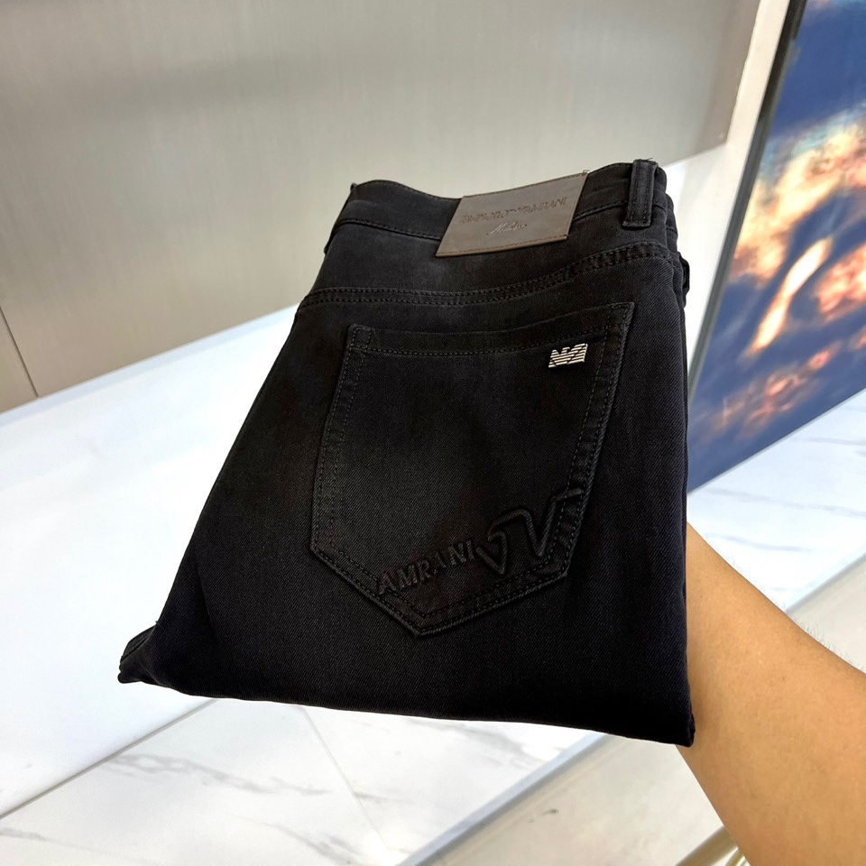 NO:529029,ARM Armani, 2025 autumn and winter new dark blue Arctic velvet jeans, reshaping the urban elite wardrobe. High-density cotton fabric is selected to create a slim and neat jeans with three-dimensional tailoring. The back pocket is decorated with the brand's iconic embroidered badges and brown leather labels, highlighting the essence of Italian craftsmanship in the details. The classic five-bag design combines moderately loose leg linear tailoring with both business and leisure and daily comfort. The dark blue tone is calm and versatile, suitable for multiple top combinations such as suits and sweaters. [Arctic velvet bio-based fiber | Technology empowers warm experience]  Using innovative bio-based fiber technology to create high-strength, ultra-soft gray thermal underwear. The fabric extracts plant fibers through environmentally friendly processes, combining breathability and temperature-raising and locking functions, and is skin-friendly and pressure-free when worn close to the body. Transparent packaging highlights the pure texture of the product, and the snow mountain pine logo echoes the natural environmental protection concept. It is suitable as the basic model for internal wear in autumn and winter, and can provide lightness and warmth when worn alone or layered. Both items are centered on practicality and texture design, meeting the multi-scene wear needs of urban people from commuting to leisure. 30-38 (no 37), Armani, jeans, business suit, alexander wang19860909ARM阿玛尼、2025秋冬新品深蓝北极绒牛仔裤,重塑都市精英衣橱. 甄选高密度棉质面料,以立体剪裁打造修身利落的牛仔裤型.后袋饰有品牌标志性刺绣徽章与棕色皮质标签,细节处彰显意式工艺精髓.经典五袋设计结合胯部适度宽松的腿部线性剪裁,兼顾商务休闲与日常舒适度.深蓝色调沉稳百搭,适配西装、针织衫等多重上衣组合.【北极绒生物基纤维｜科技赋能温暖体验】 采用创新生物基纤维科技,打造高强度、超柔软的灰色保暖内衣.面料通过环保工艺提取植物纤维,兼具透气性与升温锁温功能,贴身穿着亲肤无压.透明包装凸显产品纯净质感,雪山松树标识呼应自然环保理念.适合作为秋冬内搭基础款,单穿或叠穿皆能提供轻盈暖意. 两款单品均以实用性与质感设计为核心,满足都市人群从通勤到休闲的多场景穿搭需求.30-38（无37）,,armani,jeans,business suit,alexander wang,Men's clothing