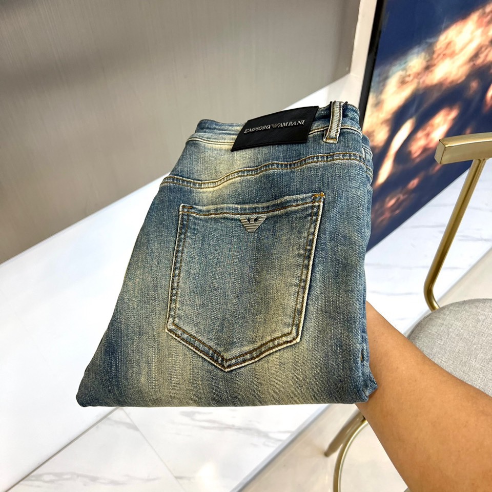 NO:529033,ARM Armani, 2025 autumn and winter new jeans, made of classic light blue washing denim fabric, delicate aging treatment presents a retro without losing the texture. In terms of the style, the back pocket is decorated with the brand's iconic silver eagle logo pattern, highlighting the recognition and luxury atmosphere; the waist of the pants is matched with a black leather sign, and the white is imprinted 'EMPORIO  The ARMANI ' has simple details but full of high-end feel. It is neatly tailored, taking into account slimness and comfort, highlighting the elegant figure. In terms of style, this jeans perfectly combine the exquisite aesthetics of Italian design with urban modern atmosphere. The light tones and aging effect inject a hint of lightness and vitality into autumn and winter outfits. At the same time, the embellishment of silver eagle labels and black leather cards enhances the overall luxury texture. Whether paired with casual sweaters or fashionable jackets, it can easily show a low-key and high-end fashion attitude, suitable for people who pursue quality and classic style to show their unique charm in daily or social occasions. 29-38 (no 37), Armani, Armani, jeans, jackets & coats, alexander wang19860909ARM阿玛尼、2025秋冬新品牛仔裤,以经典浅蓝色水洗牛仔面料打造,细腻的做旧处理呈现出复古而不失精致的质感.款式上,后袋饰有品牌标志性的银色鹰标图案,彰显辨识度与奢华气息；裤腰处搭配黑色皮革标牌,压印白色'EMPORIO ARMANI'字样,细节简约却充满高级感.剪裁利落,兼顾修身与舒适度,凸显优雅身形.风格上,这款牛仔裤完美融合意大利设计的精致美学与都市摩登气息,浅色调与做旧效果为秋冬穿搭注入一丝轻盈与活力,同时银色鹰标与黑色皮牌的点缀提升了整体奢华质感.无论是搭配休闲针织衫或时尚外套,都能轻松展现低调而高级的时尚态度,适合追求品质与经典风格的人群在日常或社交场合中彰显独特魅力.29-38（无37）,,armani,armani,jeans,jackets & coats,alexander wang,Men's clothing