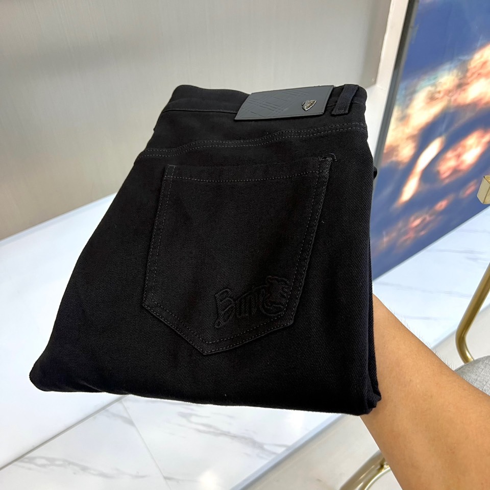 NO:529034,Burberry, the new black jeans in autumn and winter 2025, interpret the British luxury aesthetics in classic dark black. This jeans are designed with a slim-fitting tailoring, with the brand's iconic black leather sign on the back waist, and the exquisite brand logo is imprinted. The back bag uses an imprinting process to clearly present the brand logo words, highlighting the century-old brand genes. The fabric is made of high-quality cotton blended material, and has undergone special craftsmanship to present a delicate texture and moderate elasticity, ensuring the coexistence of wearing comfort and a crisp fit.  Combining traditional British craftsmanship with modern fashion, leather signs and imprinted logos become mobile luxury symbols. These jeans can be matched with suits to interpret gentlemanly styles, and can also combine casual tops to show urban modern styles, perfectly interpreting Burberry's aesthetic concept of fusion of classic heritage and contemporary design. From daily outing to formal occasions, they can show effortless British elegance. 29-38 (no 37), ,burberry, burberry, jeans, business suit, alexander wang19860909Bur巴宝莉、2025秋冬新品黑色牛仔裤,以经典深黑色演绎英伦奢华美学.这款牛仔裤采用修身剪裁设计,后腰处饰有品牌标志性黑色皮质标牌,压印精致品牌标识.后袋采用压印工艺清晰呈现品牌标识字样,彰显百年品牌基因.面料选用高品质棉质混纺材质,经过特殊工艺处理呈现细腻肌理感与适度弹性,确保穿着舒适度与挺括版型并存. 将英伦传统工艺与现代时尚相融合,让皮质标牌与压印标识成为移动的奢华符号.这款牛仔裤既能搭配西装演绎绅士风度,也可结合休闲上衣展现都市摩登型格,完美诠释巴宝莉融合经典传承与当代设计的美学理念.从日常出街到正式场合,皆能展现毫不费力的英伦优雅气质.29-38（无37）,,burberry,burberry,jeans,business suit,alexander wang,Men's clothing