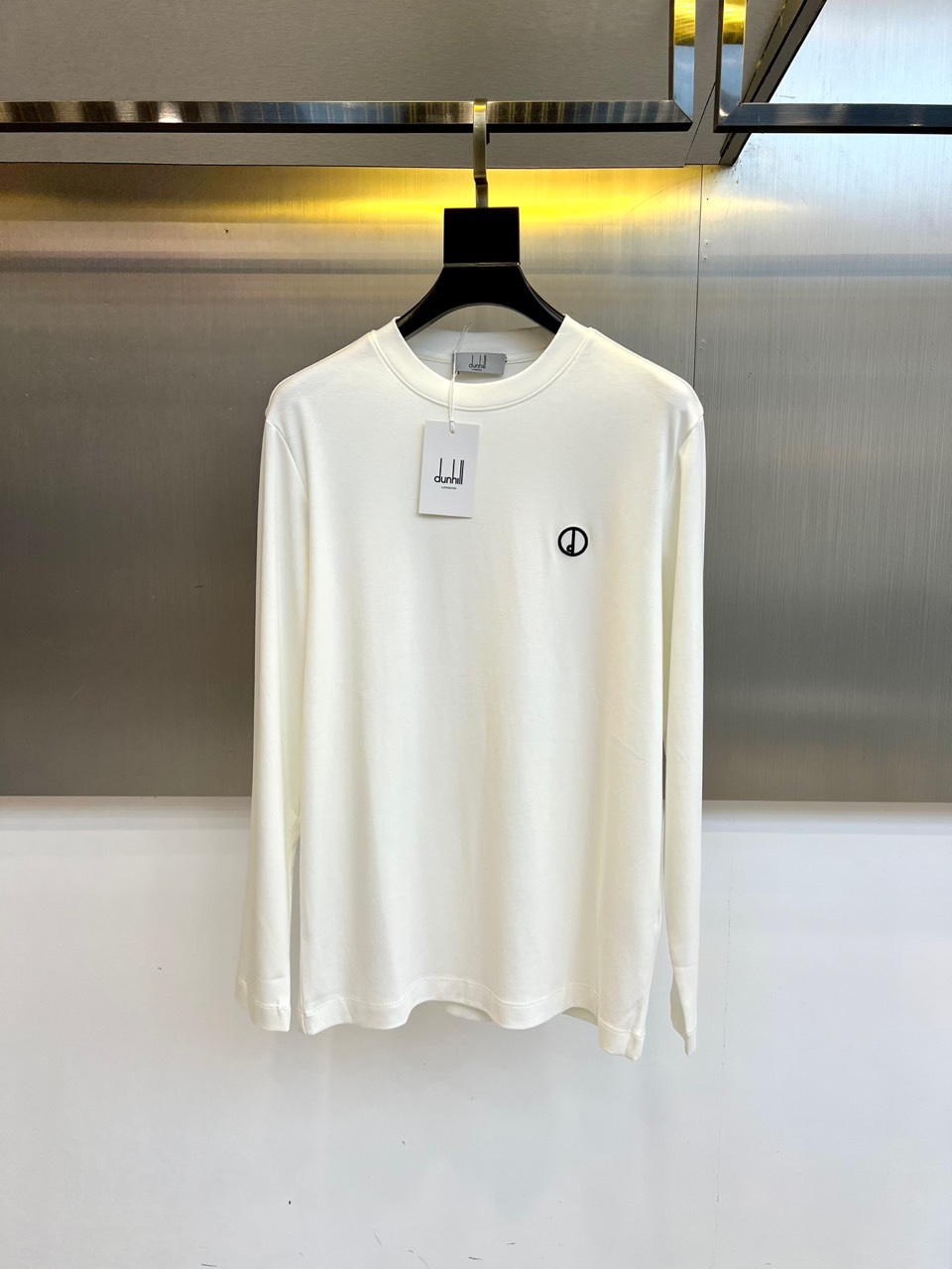 NO:529035,Dnhil, 2025 autumn and winter new Modal long-sleeved base shirt T-shirt, interpreting the modern British gentleman aesthetics with minimalist design. This T-shirt adopts a classic round neck design, with the brand's iconic black simple logo on the left chest, which is low-key to highlight the brand's genes. The fabric is made of 46 cotton, 46 modal and 8 spandex, and the cotton provides a skin-friendly feeling. The modal gives a velvety smooth draping feeling, and the spandex ensures four-way stretch freedom. The slim cut is matched with the precise version, and the neckline and cuffs adopt a delicate edge-covering process. It can be used as an inner layer to show a simple and high-end feeling, or it can be worn alone to highlight the taste. Combining traditional British craftsmanship with modern comfort needs, making details a low-key luxury declaration. 48-56 (model 173, 143 catties upper body 50 yards), tees, t-shirt, alexander wang19860909Dnhil登喜路、2025秋冬新品莫代尔长袖打底衫T恤,以极简设计诠释现代英伦绅士美学.这款T恤采用经典圆领设计,左胸饰有品牌标志性黑色简约标识,低调彰显品牌基因.面料选用46棉、46莫代尔与8氨纶的精纺混裁材质,棉质提供亲肤感,莫代尔赋予丝绒般柔滑垂坠感,氨纶确保四向拉伸自由度.修身剪裁配合精准版型,领口与袖口采用细腻包边工艺.既可作为内搭展现简约高级感,也可单穿凸显品味.将英国传统工艺与现代舒适需求相融合,让细节成为低调的奢华宣言.48-56（模特173,143斤上身50码）,,tees，t-shirt,alexander wang,Men's clothing