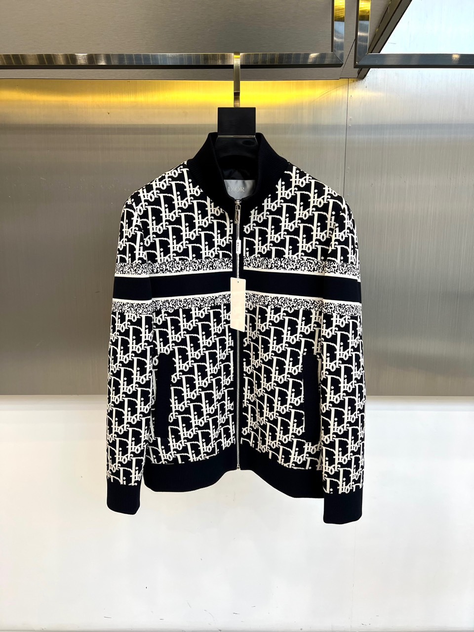 NO:529041,Dio, 2025 autumn and winter new jackets, cover the body with the brand's iconic Oblique presbyterian pattern, and black and white color schemes interpret the collision between classic and modernity. The style uses a stand-up collar design with smooth zipper opening and closing, and neat lines outline the slim silhouette; the sleeves are decorated with striped decorative elements, forming a layered transition with delicate stitching, and structural tailoring is paid to the shoulders and cuffs. The fabric is made of high-tech blended material, presenting a matte texture while maintaining wear comfort. The style perfectly combines French elegance and urban modern atmosphere, and the presbyterian pattern gives the item an eternal brand recognition  , Black and white contrasting colors show the texture of high-end fashion. This jacket can not only show exquisite taste with formal pants, but also create a fashionable look with casual items to meet the needs of wearing various occasions. It reflects Dior's unremitting pursuit of craftsmanship and innovation. Through the reinterpretation of iconic elements and modern design, it has become a must-have item in the 2025 autumn and winter series that combines classic charm and contemporary style, providing a new choice for fashion enthusiasts who pursue excellent quality. 48-56 (model 173, 143 catties upper body 50 sizes), dior, dior, jackets  & coats,alexander wang19860909Dio迪奥、2025秋冬新品夹克,以品牌标志性的Oblique老花图案覆盖衣身,黑白配色演绎经典与现代的碰撞.款式上采用立领设计搭配顺滑拉链开合,利落线条勾勒修身廓形；衣袖点缀条纹装饰元素,以细腻的针脚工艺形成层次过渡,肩部与袖口处注重结构性剪裁.面料选用高科技混纺材质,呈现哑光质感的同时保持穿着舒适度.风格上完美融合法式优雅与都市摩登气息,老花图案赋予单品永恒的品牌辨识度,黑白对比色系彰显高级时装质感.这款夹克既能搭配正装裤履展现精致品味,亦可搭配休闲单品打造时尚造型,满足多种场合穿着需求.它体现了Dior对工艺与创新的不懈追求,通过标志性元素与现代设计的重新诠释,成为2025秋冬系列中兼具经典魅力与当代风尚的必备单品,为追求卓越品质的时尚爱好者提供全新选择.48-56（模特173,143斤上身50码）,,dior,dior,jackets & coats,alexander wang,Men's clothing