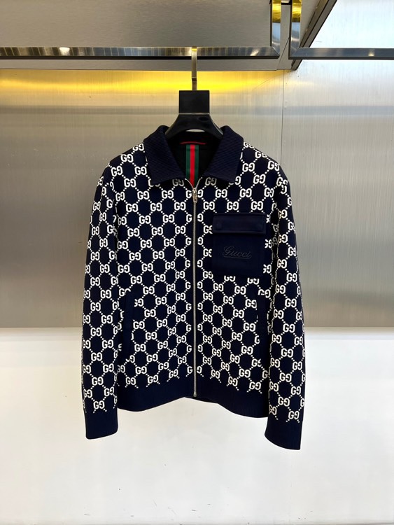 NO:529028,Gucc and 2025 autumn and winter new jackets are reshaping the brand's classic aesthetics with dark blue knitted fabric. The body is covered with white double G pattern printing, the lapel design is matched with a zipper opening and closing system, and a practical patch pocket with Gucci logo is decorated on the left chest. The inner side of the collar is embellished with the brand's signature red and green striped webbing, and the cuffs are made of ribbed edge-closing technology to ensure a neat style. The slim tailoring combines casual and luxurious feeling, and the knitted material combines soft touch and elasticity.  Support. Combining classic symbols with modern pragmatism makes double G patterns a mobile fashion statement. This jacket can be matched with formal pants to show exquisite urban style, and can also collide with jeans to create a mix and match charm, perfectly interpreting Gucci's innovative spirit of combining retro genes and contemporary design. 48-56 (model 173, 143 catties upper body 50 sizes),,gucci,gucci,jeans,jackets  & coats,alexander wang19860909Gucc古驰、2025秋冬新品外套,以深蓝色针织面料重塑品牌经典美学.衣身满铺白色双G图案印花,翻领设计搭配拉链开合系统,左胸处设有饰有Gucci标识的实用贴袋.衣领内侧点缀品牌标志性的红绿条纹织带,袖口采用罗纹收边工艺确保利落版型.修身剪裁融合休闲与奢华感,针织材质兼具柔软触感与弹性支撑力.将经典符号与现代实用主义相结合,让双G图案成为移动的时尚宣言.这款外套既可搭配正装裤展现精致都市风格,也能与牛仔裤碰撞出混搭魅力,完美诠释Gucci融合复古基因与当代设计的创新精神.48-56（模特173,143斤上身50码）,,gucci,gucci,jeans,jackets & coats,alexander wang,Men's clothing
