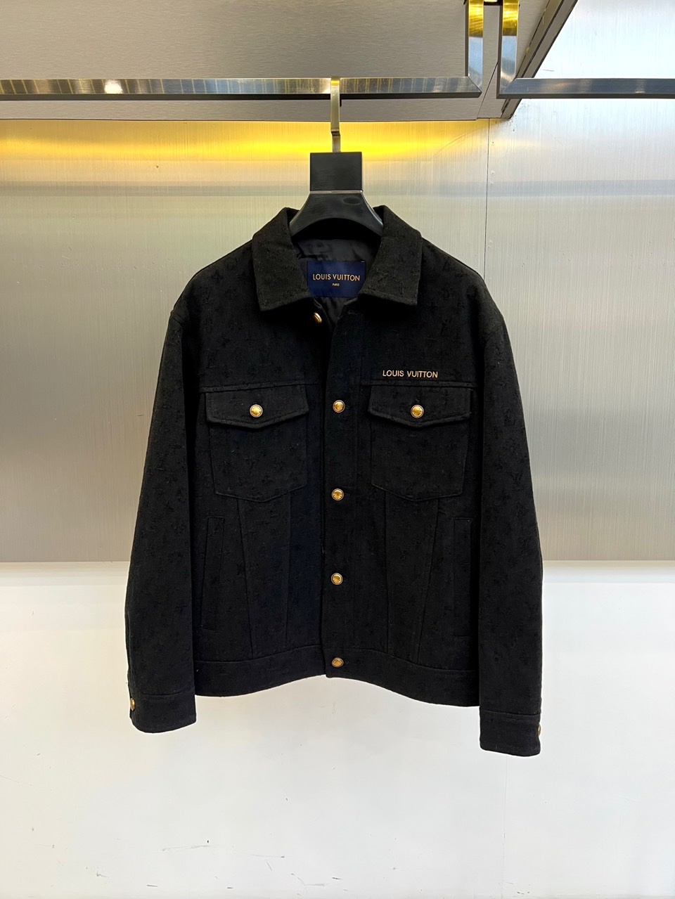 NO:529030,1v Vuitton, the new Louis Vuitton denim jacket in 2025 autumn and winter, reshapes the brand's classic aesthetics with dark blue denim fabric. The whole body is covered with light Monogram presbyopia, the collar is designed with a crisp lapel, the front closure is equipped with two iconic gold metal buttons, and a pocket with a lid on the left chest and the lower right side, which is also decorated with gold button details, perfectly continuing Louis Vuitton's luxury genes. The lining is made of exclusive brand printed fabric, and fine brand logo embroidery can be seen at the collar and cuffs. The fabric is made of high-quality denim material, and has been processed with special craftsmanship to present a delicate texture and moderate aging effect, which not only retains the casual characteristics of tannin, but also gives it a sense of high fashion-like exquisiteness.  The tailoring adopts a classic short box silhouette, with neat and smooth shoulder line and slightly shortened hem to highlight the modern feel. Suitable for high-end casual, urban social, fashionable activities and other occasions, you can use formal pants to create a mixed style, or match the same series to create an overall shape. The legendary craftsmanship perfectly combines street tannins and luxury craftsmanship, redefining the must-have items for the autumn and winter wardrobe of modern gentlemen. 48-56 (model 173, 143 catties upper body 50 sizes),,louis vuitton, jackets & coats,alexander wang198609091v威登、2025秋冬新品路易威登牛仔外套,以深蓝色丹宁面料重塑品牌经典美学.全身铺满浅色Monogram老花图案,衣领采用挺括翻领设计,前襟配有两颗标志性金色金属纽扣,左胸与右下侧各设一个带盖口袋,同样饰以金色纽扣细节,完美延续路易威登的奢华基因. 内衬采用品牌专属印花面料,领口与袖口处可见精细的品牌标识刺绣.面料选用高品质牛仔材质,经过特殊工艺处理呈现细腻肌理与适度做旧效果,既保留丹宁的休闲特质,又赋予其高级时装般的精致感. 剪裁采用经典短款箱型廓形,肩线利落流畅,下摆略微收短凸显现代感.适合高端休闲、都市社交、时尚活动等多种场合,可搭配正装裤塑造混搭风格,或搭配同系列单品打造整体造型.以传奇工艺将街头丹宁与奢侈工艺完美融合,重新定义现代绅士的秋冬衣橱必备单品.48-56（模特173,143斤上身50码）,,louis vuitton,jackets & coats,alexander wang,Men's clothing