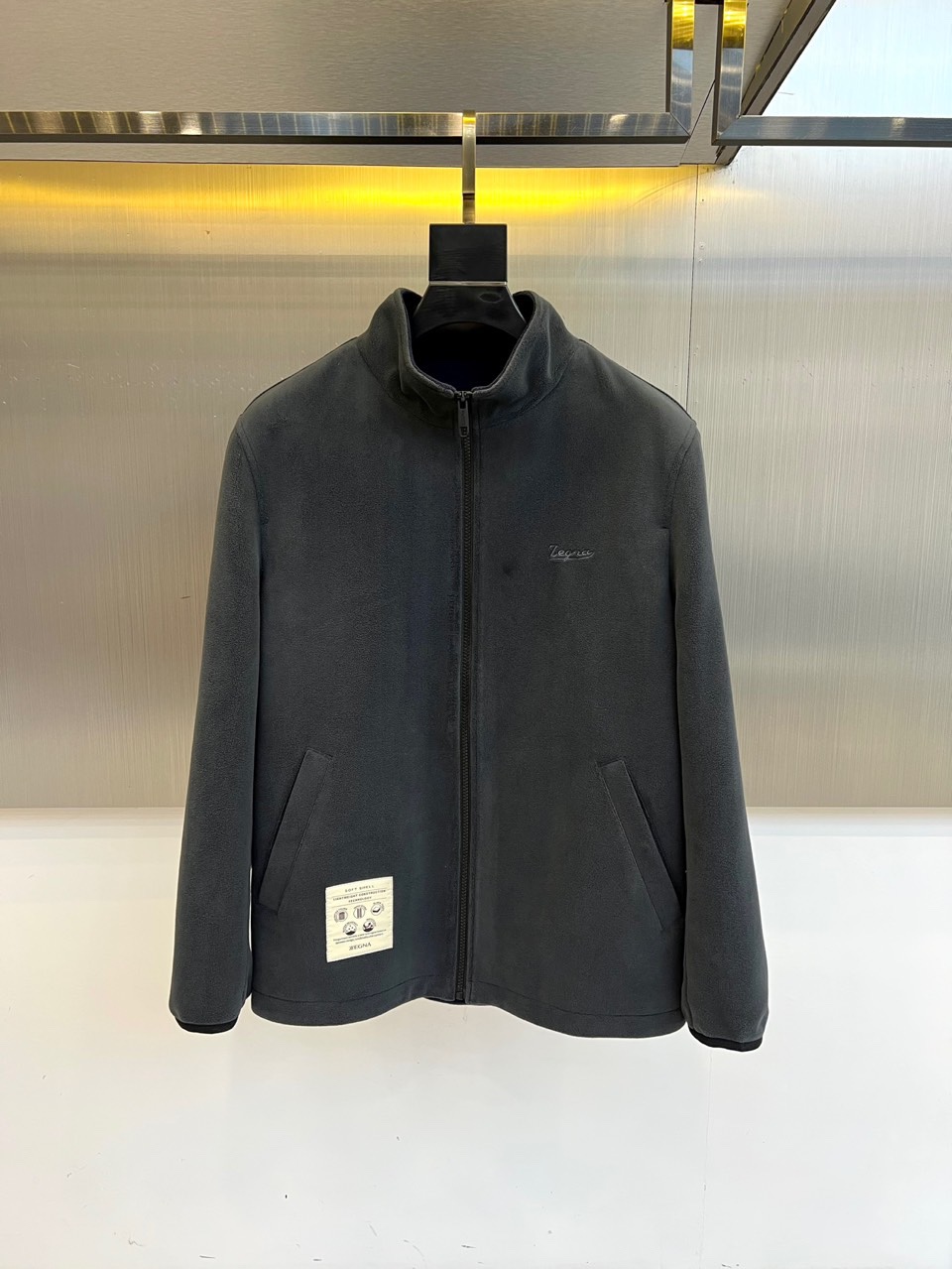 NO:595881,Zegna Zegna, 25 new autumn and winter men's fleece stand-up collar jacket. High-tech craftsmanship, blended with 38 rayon, 18 nylon, 40 polyester fiber, 4 spandex advanced materials, light, soft and wide, warm and comfortable. Close-fitting, comfortable, breathable and not greasy. The high collar can be folded into a large lapel design, casual and fashionable, elegant and natural shape, calm and elegant, showing the restrained temperament of men.  Positioned tailoring, pure version, loose version is tolerant, easy to cover the flesh and look slim~ The texture density is super high, the functional fabric has superior performance, compounded into fleece fabric, warm and breathable. Durable, skin-friendly and warm, the upper body is light, flexible and stylish!  Size 48-56 (model 173,143 pounds upper body size 50),,zegna,jackets & coats,jackets & coats,alexander wang19860909Zegna杰尼亚、25秋冬新款男士抓绒立领外套夹克.高科技工艺繁琐38人棉18锦纶40聚酯纤维4氨纶高级材质的混纺,轻便软糯挺阔,保暖舒适.贴身舒适透气不腻身 高领可翻折为大翻领设计休闲时尚,优雅自然的造型,沉稳雅致,尽显男士内敛气质 定位裁剪、版型纯正,宽松的版型具有包容性,轻松遮肉显瘦~ 质感密度超高,功能性面料性能优越,复合成抓绒面料,保暖透气.持久耐穿,亲肤保暖,上身轻便灵活有型！48-56码（模特173,143斤上身50码）,,zegna,jackets & coats,jackets & coats,alexander wang,Men's clothing