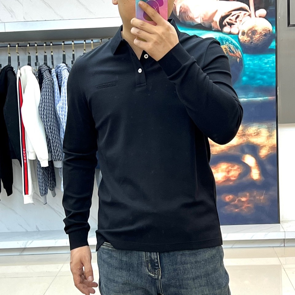 BUR巴宝莉、 2025秋冬新品长袖Polo衫，以经典翻领设计诠释现代英伦美学。领口配备三粒珠光白纽扣，