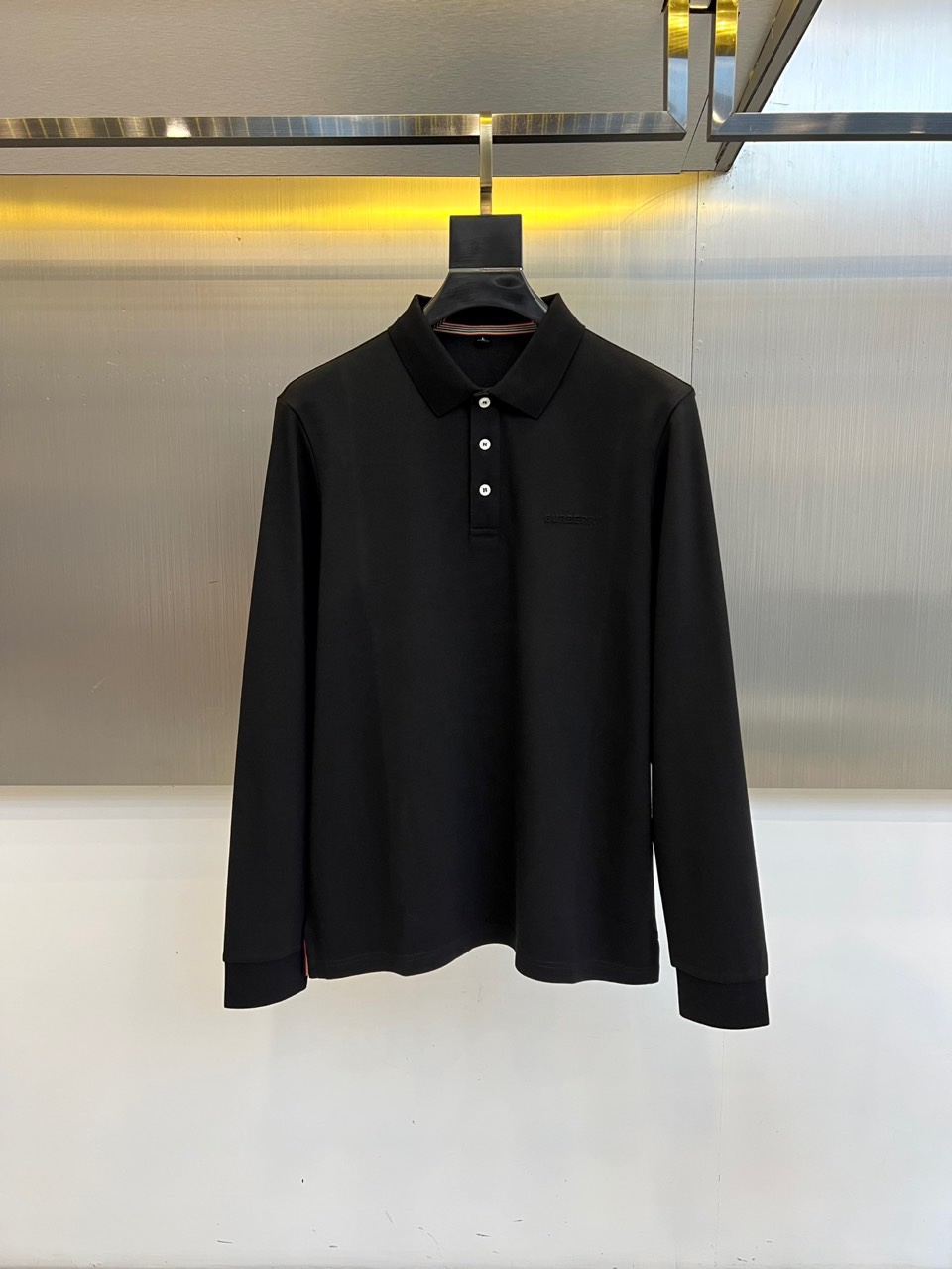 BUR巴宝莉、 2025秋冬新品长袖Polo衫，以经典翻领设计诠释现代英伦美学。领口配备三粒珠光白纽扣，