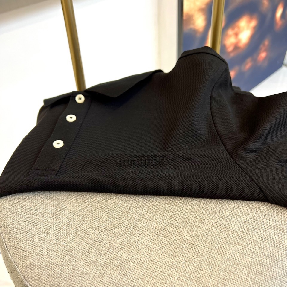 BUR巴宝莉、 2025秋冬新品长袖Polo衫，以经典翻领设计诠释现代英伦美学。领口配备三粒珠光白纽扣，