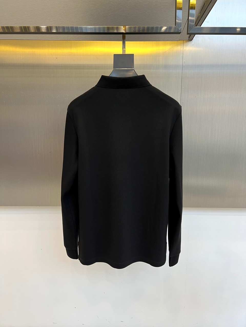 BUR巴宝莉、 2025秋冬新品长袖Polo衫，以经典翻领设计诠释现代英伦美学。领口配备三粒珠光白纽扣，