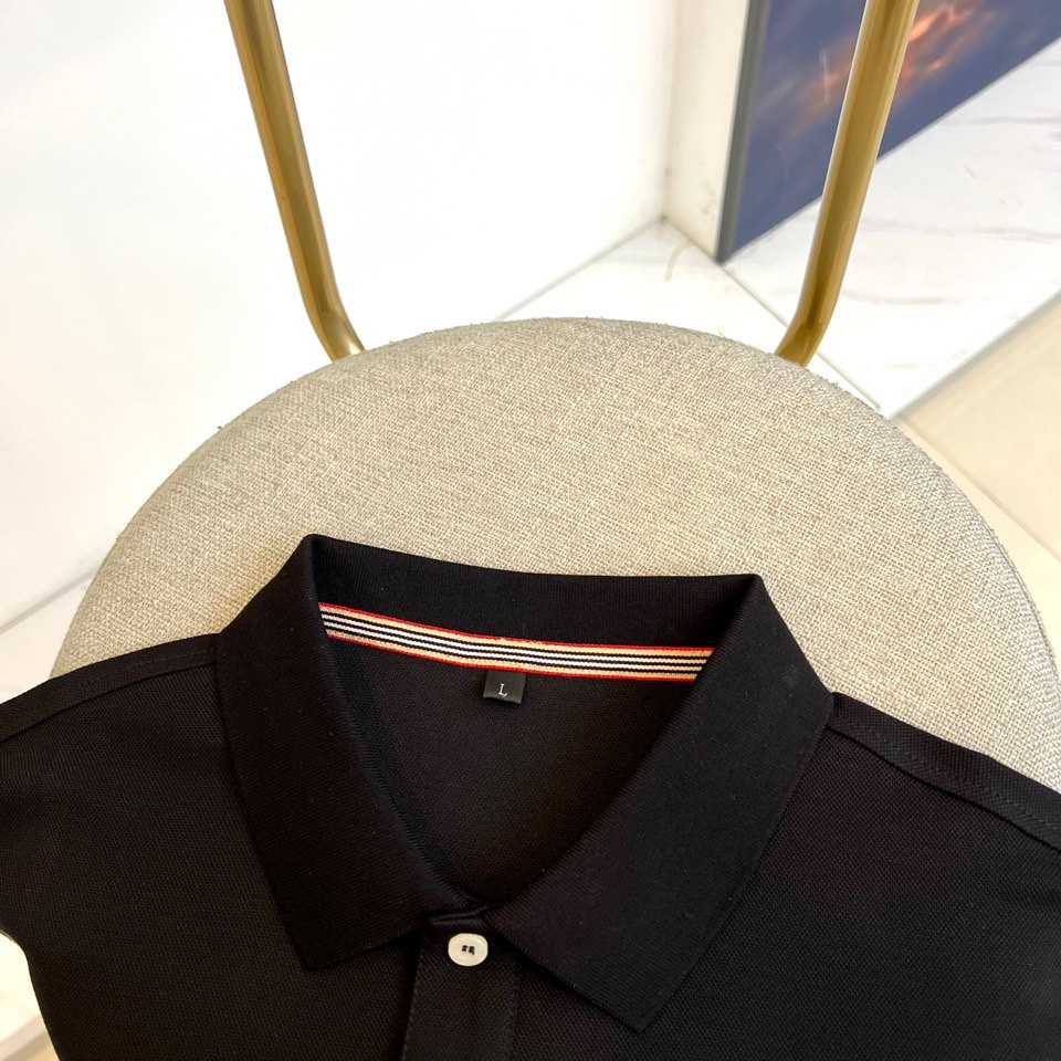 BUR巴宝莉、 2025秋冬新品长袖Polo衫，以经典翻领设计诠释现代英伦美学。领口配备三粒珠光白纽扣，