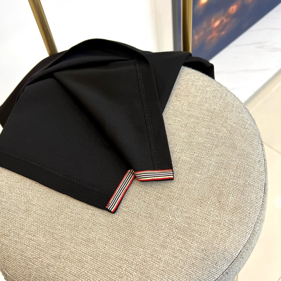 BUR巴宝莉、 2025秋冬新品长袖Polo衫，以经典翻领设计诠释现代英伦美学。领口配备三粒珠光白纽扣，