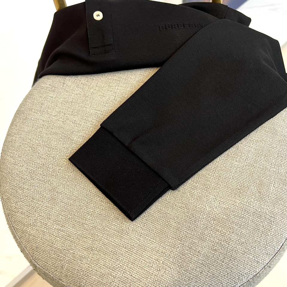 BUR巴宝莉、 2025秋冬新品长袖Polo衫，以经典翻领设计诠释现代英伦美学。领口配备三粒珠光白纽扣，