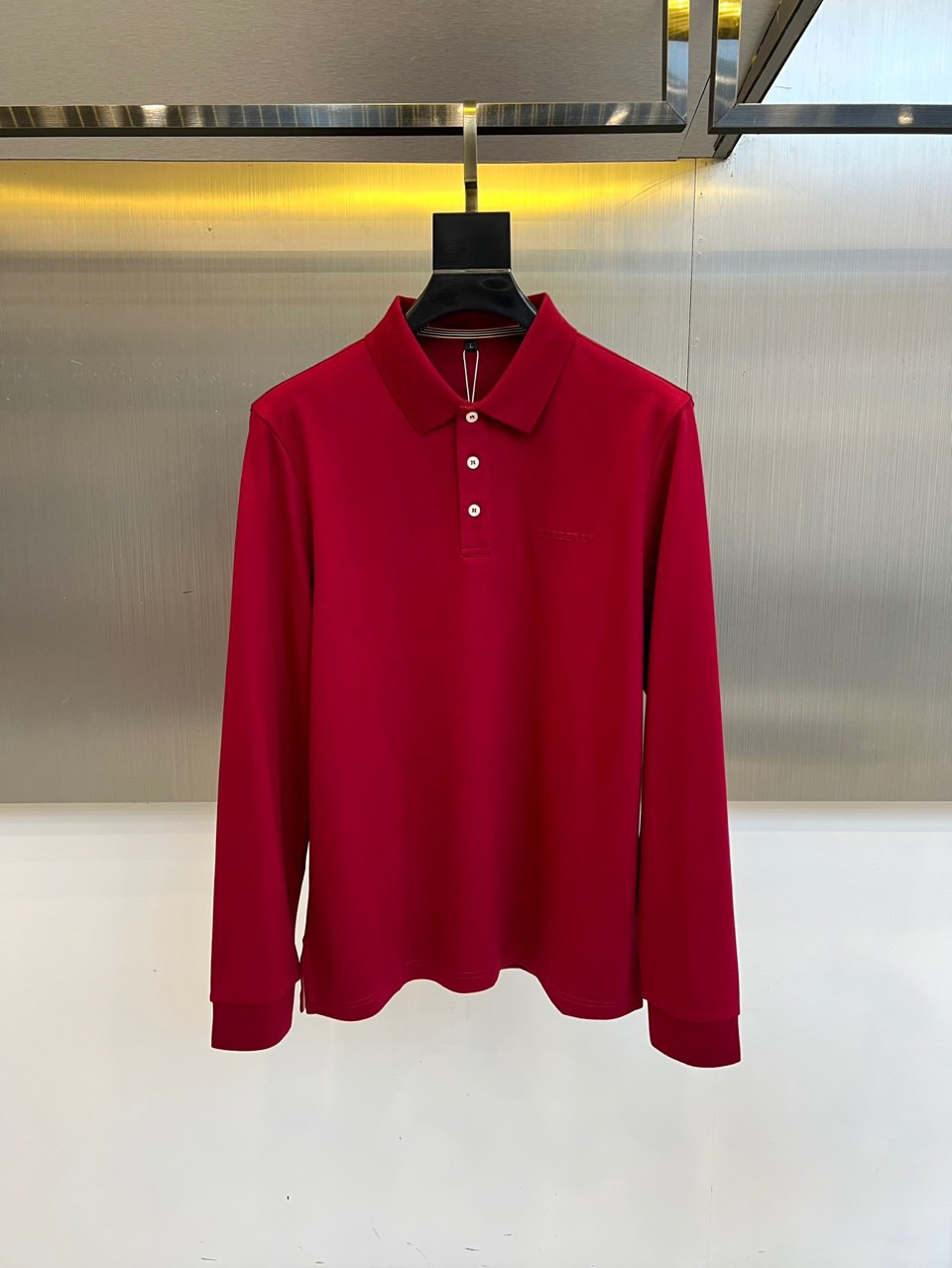 BUR巴宝莉、 2025秋冬新品长袖Polo衫，以经典翻领设计诠释现代英伦美学。领口配备三粒珠光白纽扣，