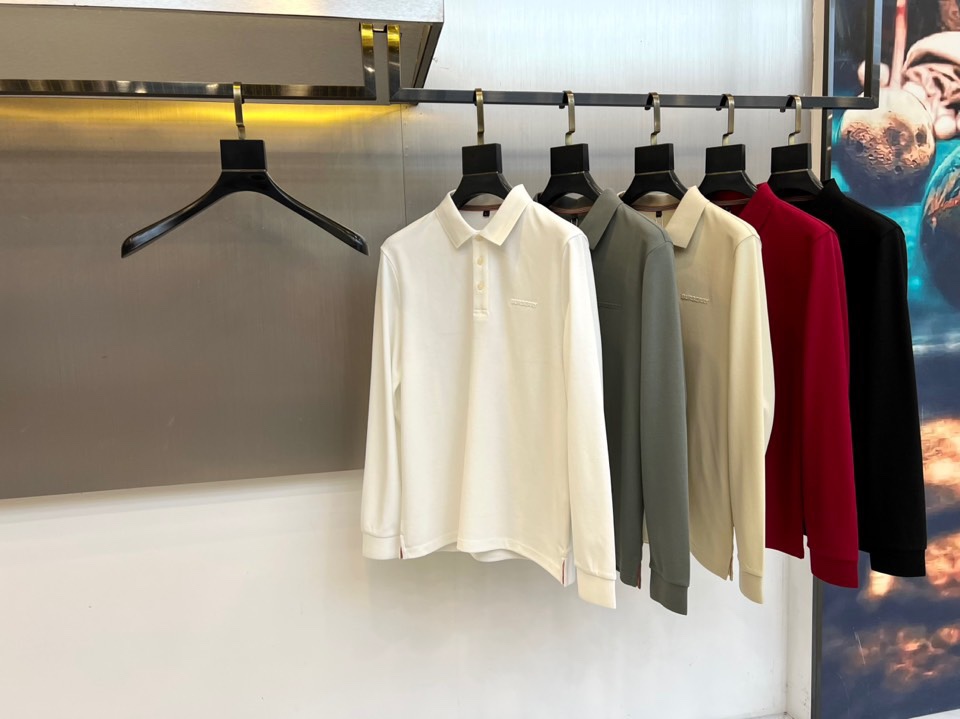 BUR巴宝莉、 2025秋冬新品长袖Polo衫，以经典翻领设计诠释现代英伦美学。领口配备三粒珠光白纽扣，