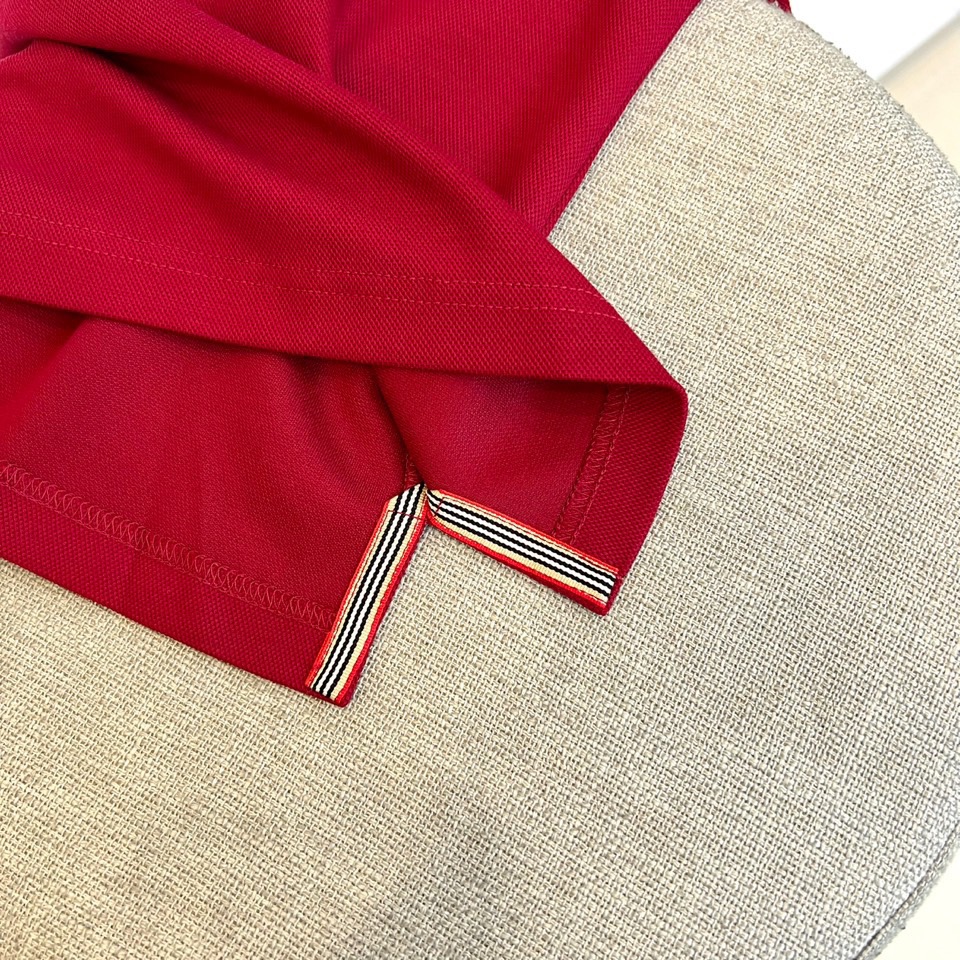 BUR巴宝莉、 2025秋冬新品长袖Polo衫，以经典翻领设计诠释现代英伦美学。领口配备三粒珠光白纽扣，