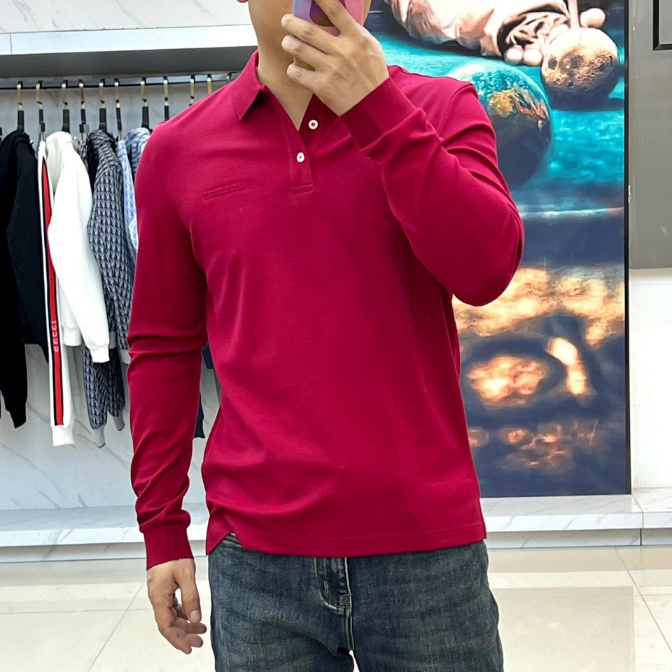 BUR巴宝莉、 2025秋冬新品长袖Polo衫，以经典翻领设计诠释现代英伦美学。领口配备三粒珠光白纽扣，