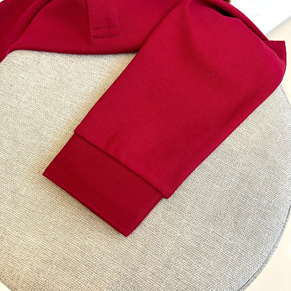 BUR巴宝莉、 2025秋冬新品长袖Polo衫，以经典翻领设计诠释现代英伦美学。领口配备三粒珠光白纽扣，