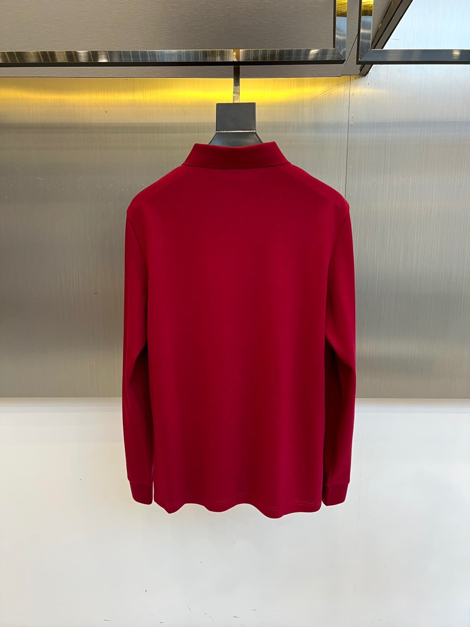 BUR巴宝莉、 2025秋冬新品长袖Polo衫，以经典翻领设计诠释现代英伦美学。领口配备三粒珠光白纽扣，