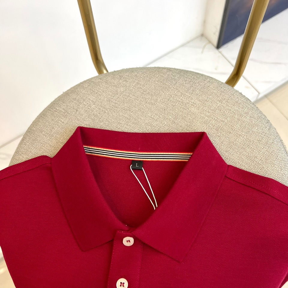BUR巴宝莉、 2025秋冬新品长袖Polo衫，以经典翻领设计诠释现代英伦美学。领口配备三粒珠光白纽扣，