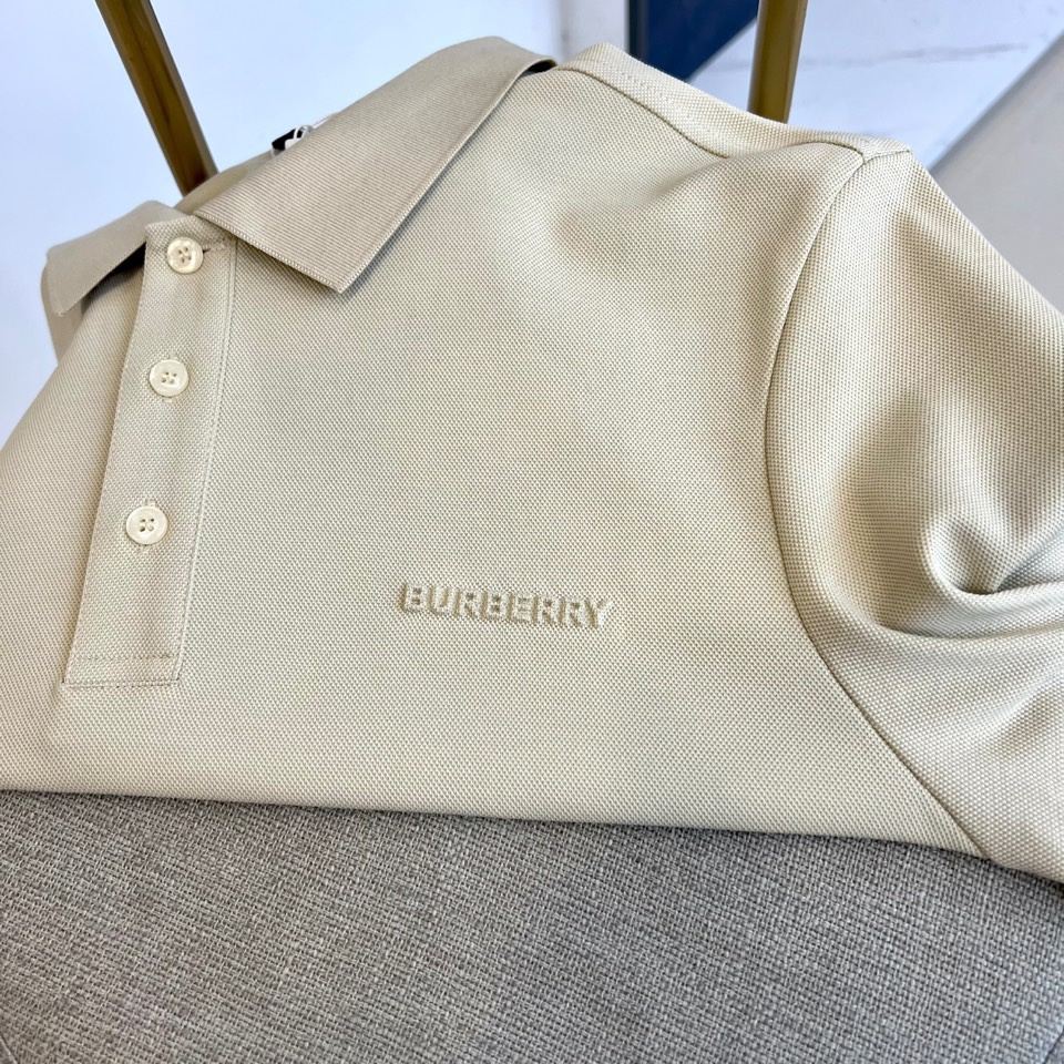 BUR巴宝莉、 2025秋冬新品长袖Polo衫，以经典翻领设计诠释现代英伦美学。领口配备三粒珠光白纽扣，